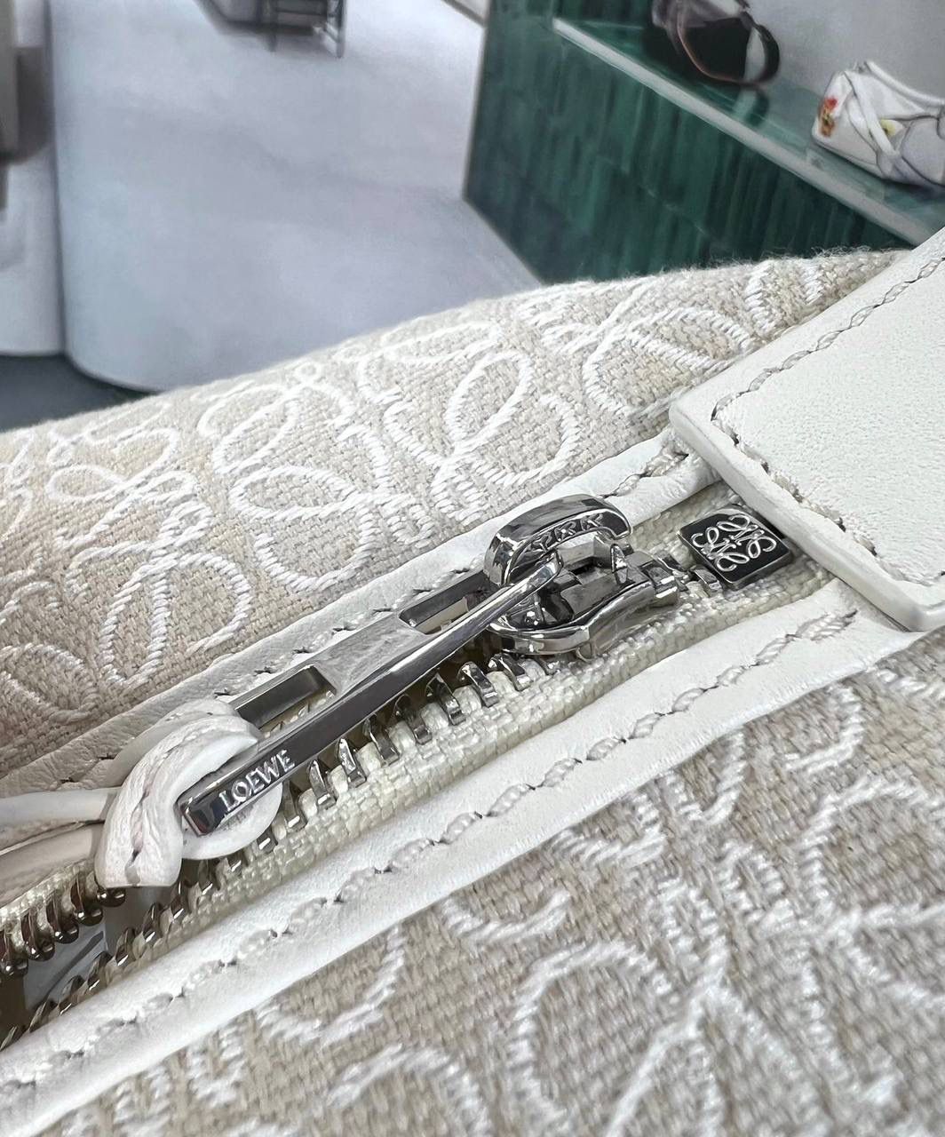 * 𝘊𝘶𝘣𝘪 𝘈𝘯𝘢𝘨𝘳𝘢𝘮 提花布手袋✌️ 大号尺寸:27-17-22cm（顶部宽处34cm） 小号尺寸：21-12-17cm（顶部宽处25cm） 编码:062102小花/红色条纹/提花布 包包面料挺括度适中，没有固定形状 ，背上出门慵懒氛围感十足😘，肩带可以调节，伸缩至腋下背，单肩，手拎皆可