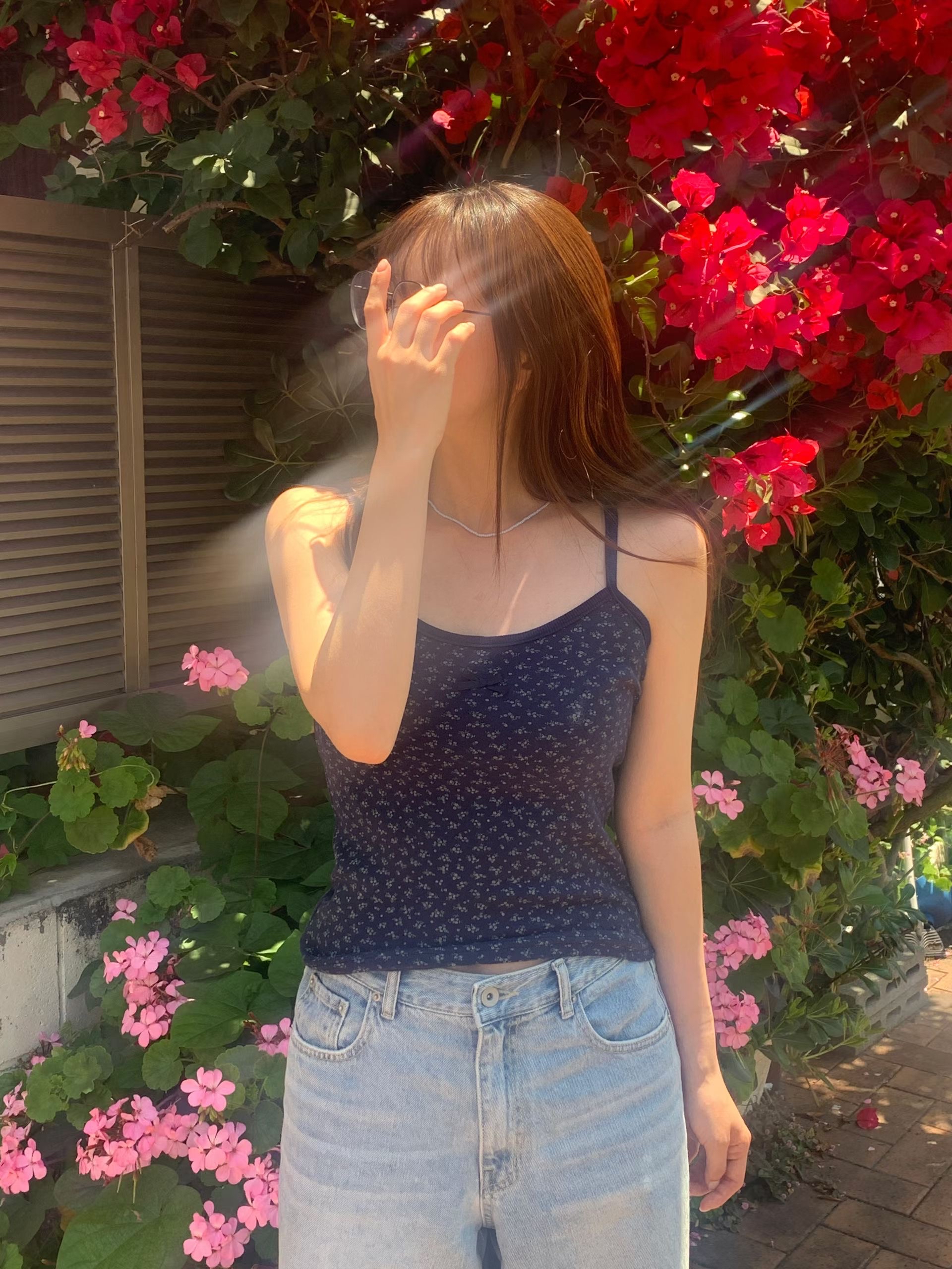 【 ♪ 春夏感直線提升🌼 |必備小碎花～鏤空蝴蝶結棉質吊帶背心💛】Floral Day Tank Top(三色入)