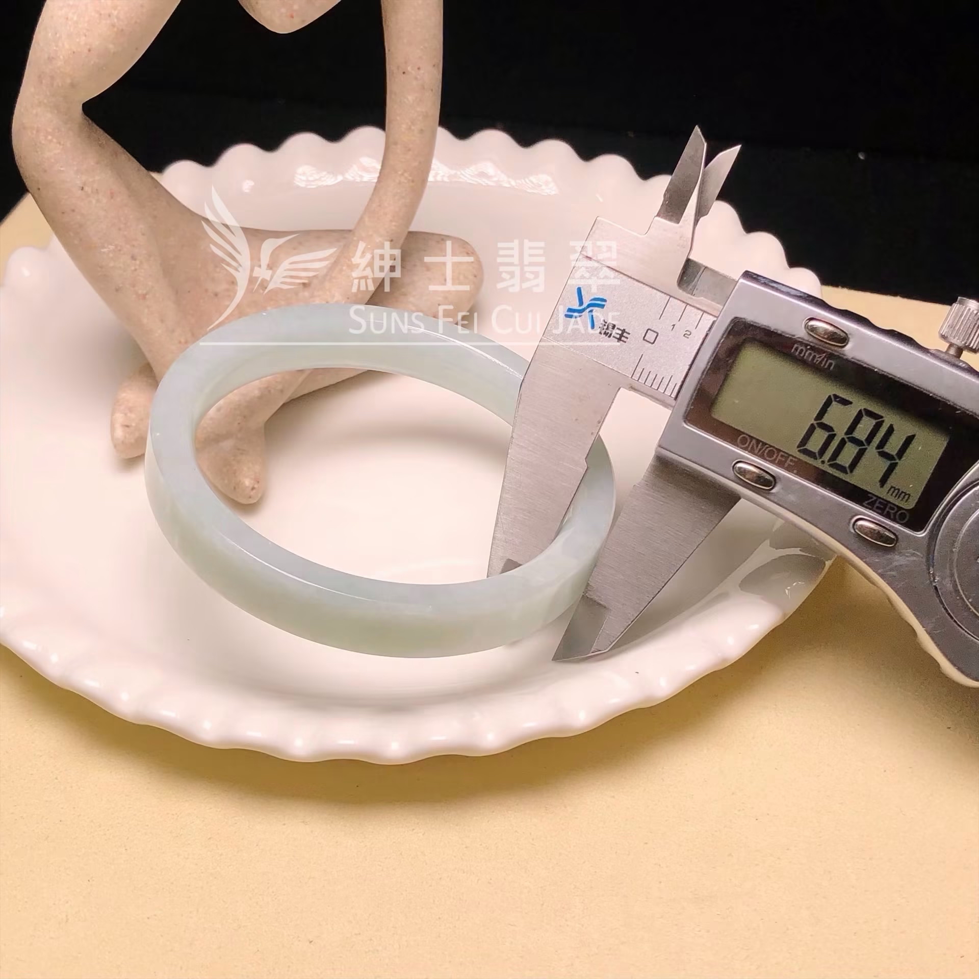 C06247 擺三橋蘋果綠方鐲54.6mm