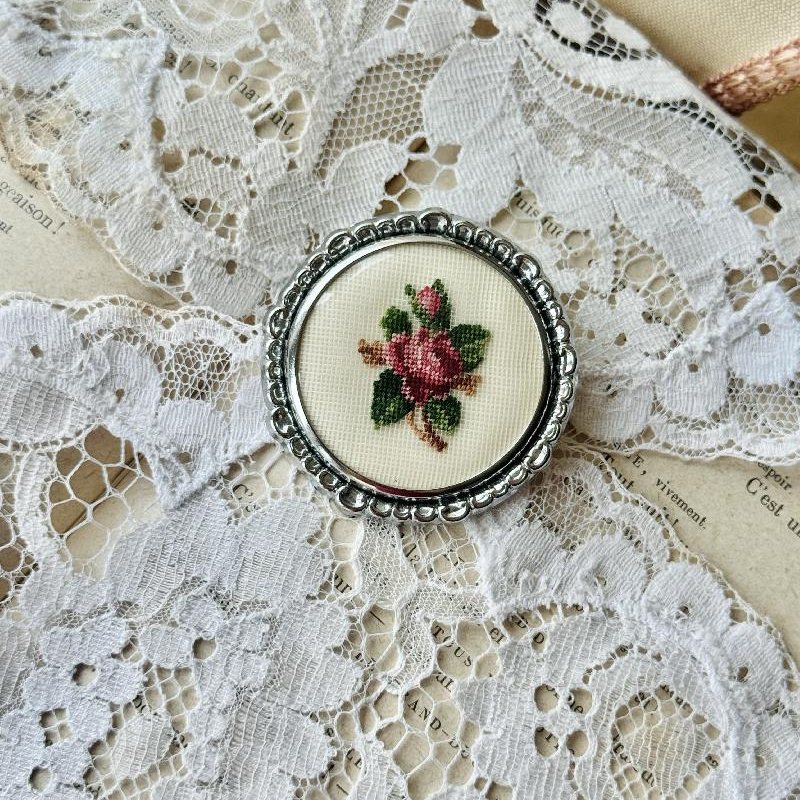 Vintage C.a.1970s Silver Framed Rose Petit Needlepoint Large Round Brooch (MT2348)