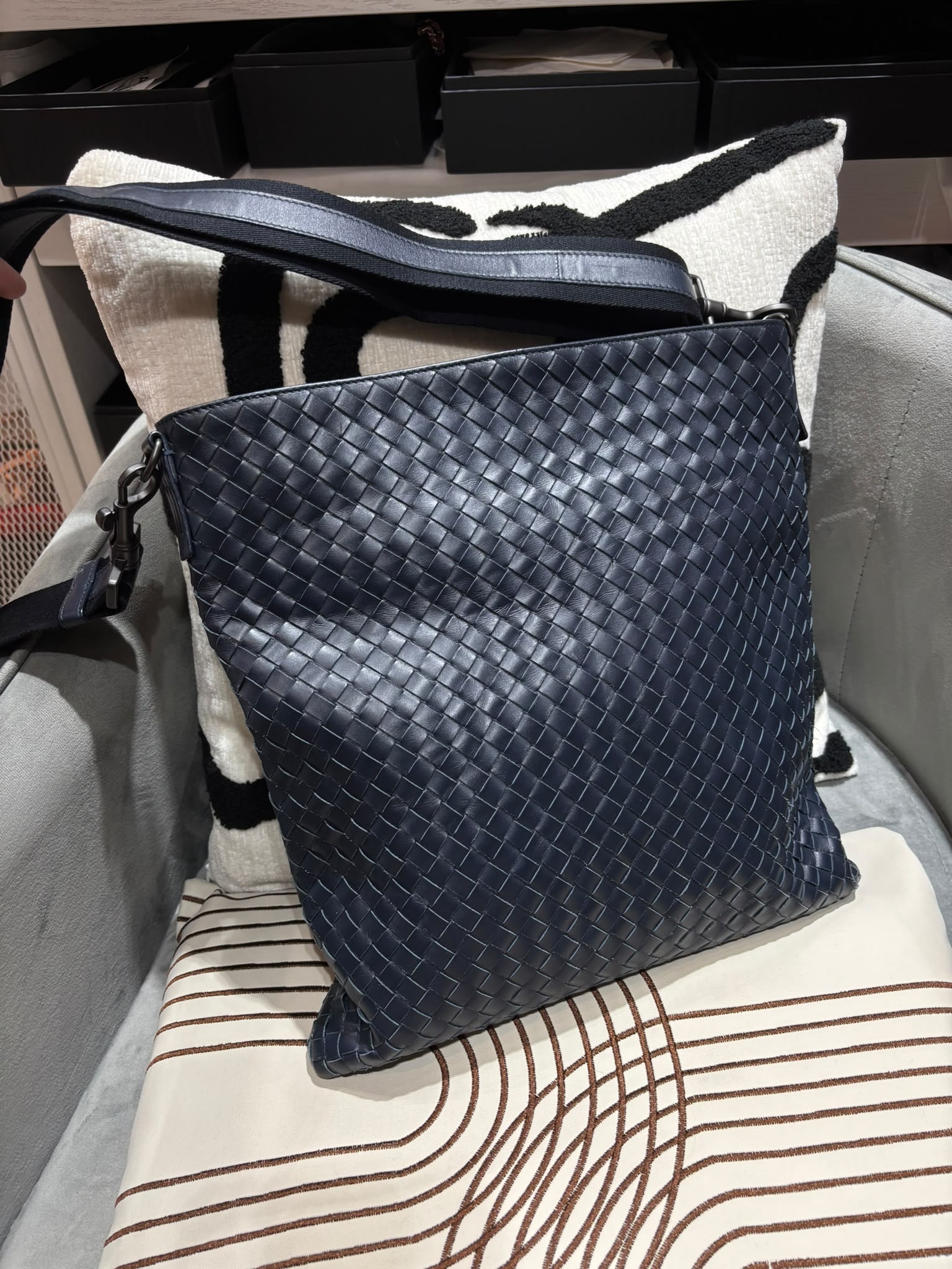 Bottega Veneta BV Intrecciato shoulder bag Navy 100%Authentic, 95%New 