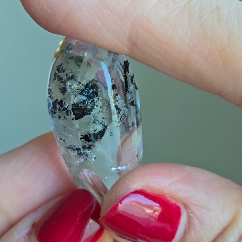 Enhydro cabochon with big bubble and carbon - EN4
