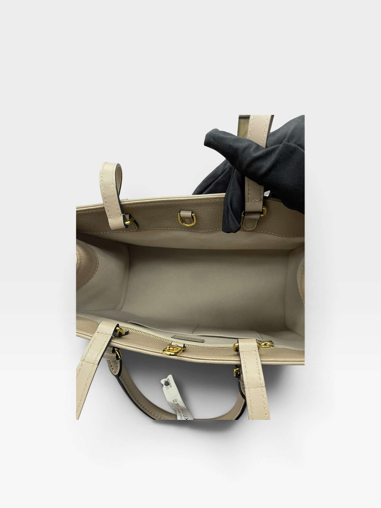 Pre-Owned LV On The Go MM / Product Code: 091016