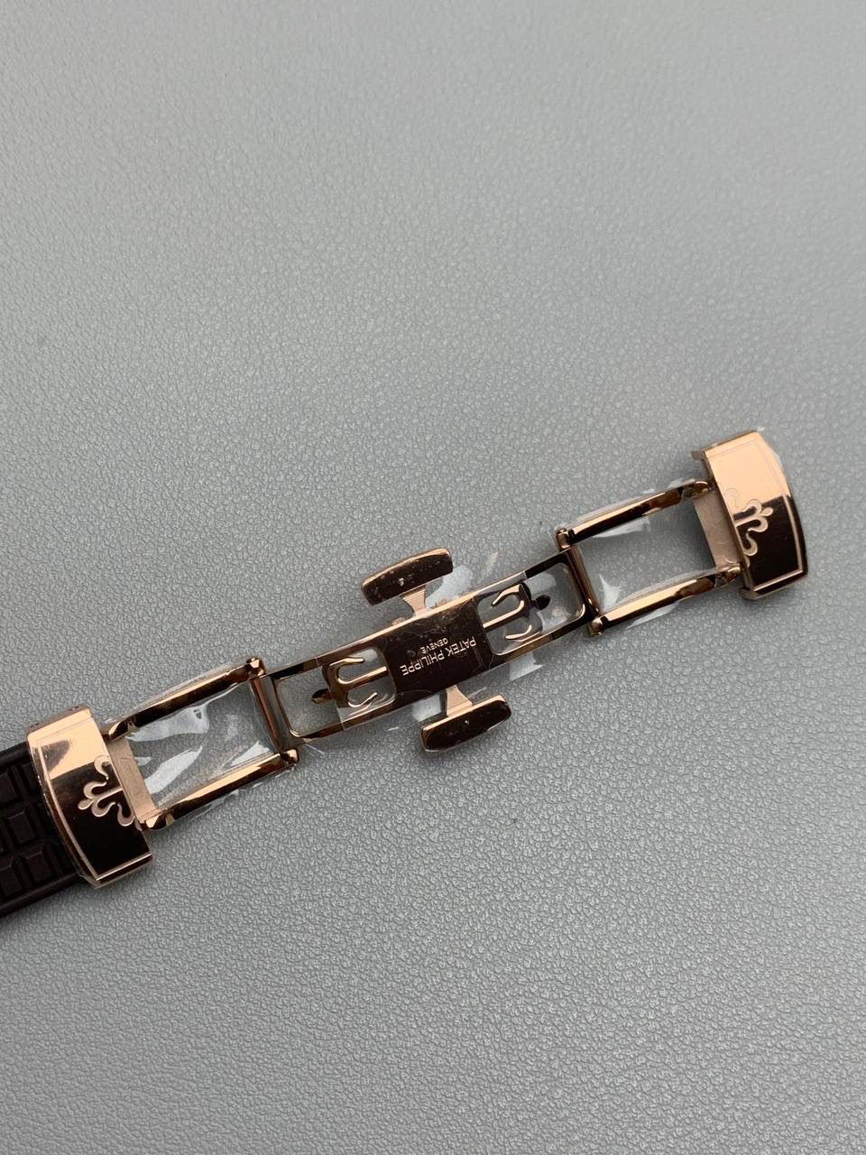 百达翡丽 5067A 手雷 石英女表 ——PPF继续购入原装PP--5067A腕表，独立拆解开模。完美还原PATEK PHILIPPE--5067A全系列石英腕表，带来全网最佳的复刻产品和极致体验。 【表带 扣】 1.采用与原装一致的天然复合橡胶（Tropical）材质，经久耐磨，可抵抗海水侵蚀和紫外线辐射。 2.完美克隆Aquanaut最新表扣，即使在非常细小的拐角处上也做有倒角润饰，确保还原正品般的舒适感。 【表壳】 1.腕表尺寸35.6X7.7mm 圆润的八角形表壳与原装一致，保持着复古的造型和精湛的打磨。 2.旋入式把头设计和实心底盖吻合与原版 3.表圈镶嵌46颗顶级施华洛世奇水晶（共计1克拉） 【机芯】 瑞士石英机芯改PPCal.E23-250芯。走时稳定，续航持久，性价比超高。