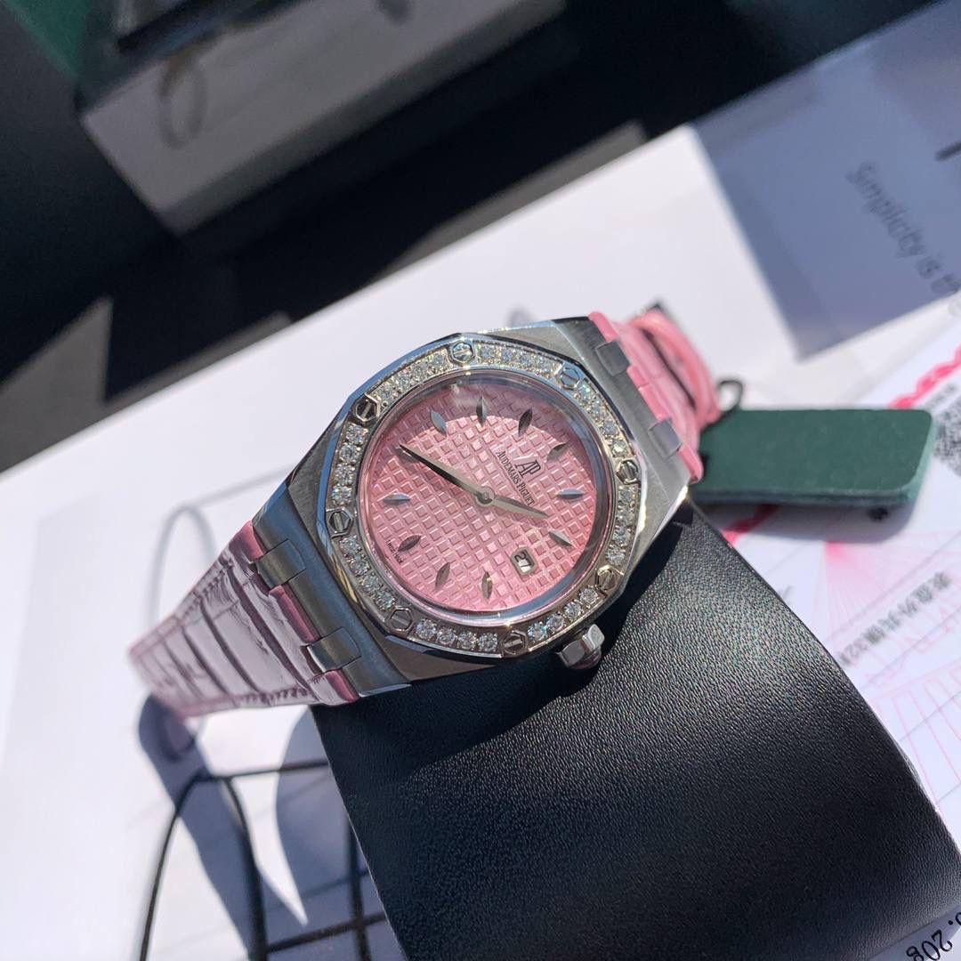 全网女神看过来😍😍这款爱彼女表才是最具有性价比的… 爱彼皇家橡树系列型号67601石英腕表，皇家橡树系列独有的八角形外观还拥有爱彼独特的设计风格也将女士优雅风格融入其中，深受女明星们的爱戴，表带澳洲湾鳄鱼皮，即使只有33毫米的小尺寸，也将爱彼独有的纯净美感与刚毅线条展现的淋漓尽致，而镶满钻石的表圈也为佩戴的女士增添了更多的柔美。（32颗明亮式切割美钻，总重约0.65克拉）巴蒂镶嵌一枚半透明凸面蓝宝石，搭载瑞士进口石英机芯，拥有实用的日历显示功能，女士们佩戴起来不会显得沉重 ，配专柜最新全套包装发货！这种货一般数量不是很多哦