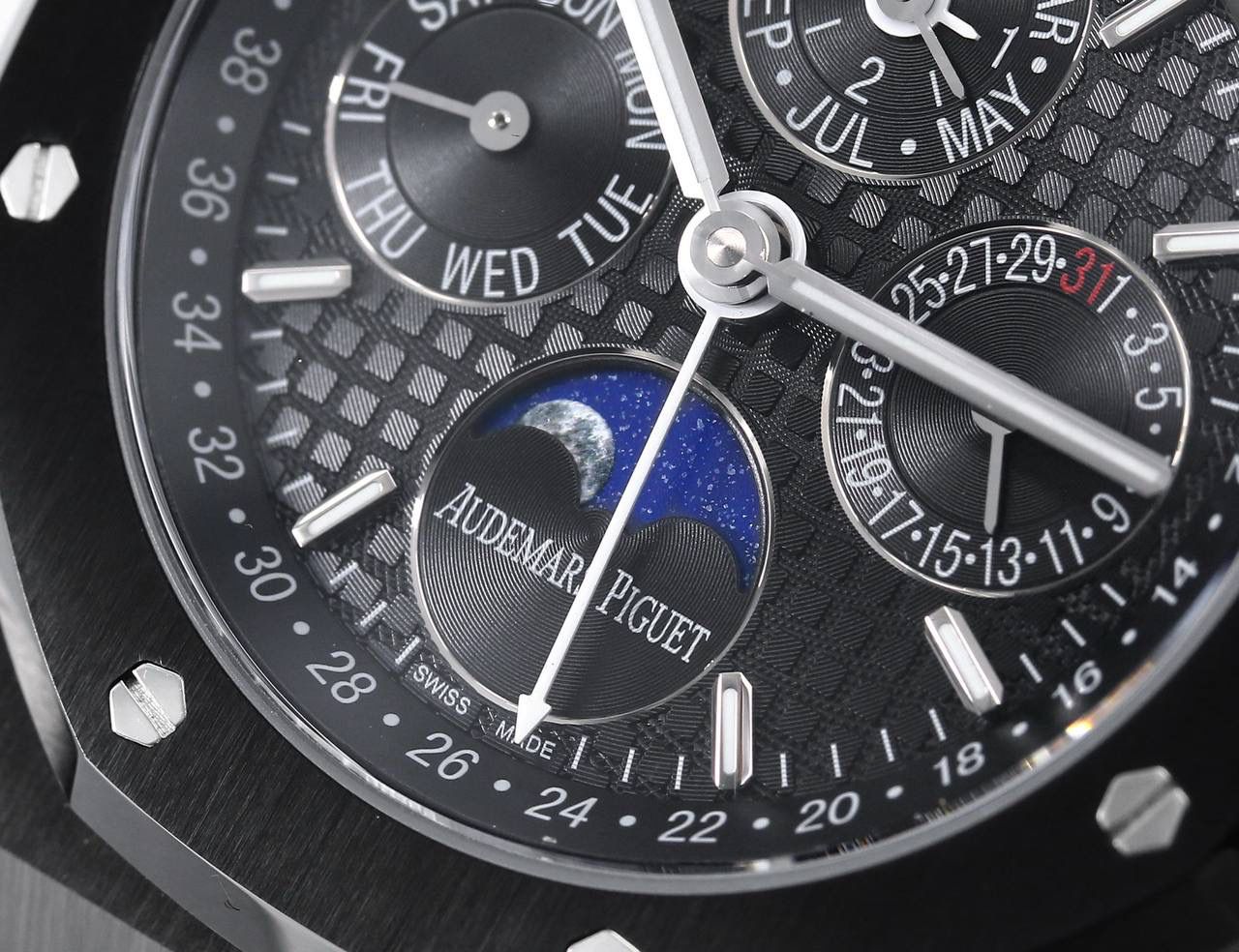 🚀爱彼 皇家橡树系列 ，复杂功能万年历腕表。型号：26574ST.OO.1220ST.01 业内唯一实现原版功能。💯 贵族钟表 爱彼皇家橡树系列万年历腕表，高贵优雅的蓝盘配上冷艳精钢表壳，完美体现爱彼美学设计及复杂功能的极高技术。 表壳采用316L精钢，直径41毫米. 厚度11.4mm。蓝色表盘镌刻“Grande Tapisserie”大格纹装饰，蓝色表盘，立体时标、刻面指针覆盖夜光涂层。三个显示日历功能的副表盘以及月相显示盘对称分布于表盘之上，井然有序地显示出小时、分钟、星期、日期、周历、月份、月相和闰年信息。真正唯一对版。蓝宝石防眩光处理让整体手表更加通透明亮。 搭载9015一比一改装定制还原Calibre 5134自动上链机芯。堪称毕业的产品。 这枚腕表的编号是Ref. 26574ST.OO.1220ST.01