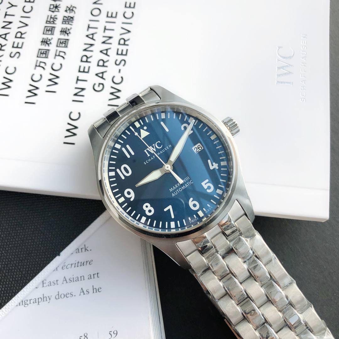 硬货首发，市场独家！IW3270156 。316L精钢材质，非凡工艺，让小厂知难而退！万国飞行员马克十八传承腕表，采用原装瑞士ETA王牌机芯，40mm表径，全数字刻度超强夜光，双面防反光凸状蓝宝石玻璃表镜。原版1比1开模钢带，在很多细节的把控上都已达到行业顶级，且多项可为标杆，整表细节一丝不苟。 原装价格4W多，一般人均可轻松驾驭，此款万国飞行员腕表视为万国经典款型，任何场景着装均适合佩戴，可谓百搭神器。全套包装出货