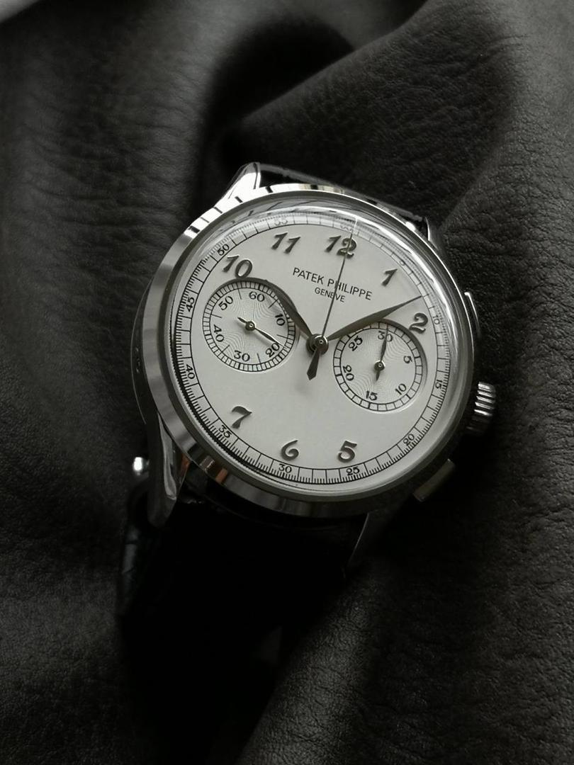 百达翡丽复杂功能时计5170G多功能腕表，堪称腕表精品当中的精品！😍✨🔥 腕表直径为42毫米，作为一款男士腕表，它的表盘大小适中。为我们奉上对称的美感，整个表盘的布局大方得体，包括了如此之多的功能的同时，又不会让人觉得繁杂。 机芯采用了7750机芯完美还原正品诸多功能，提供了强大的时间衡量功能。意大利牛皮表带，专属的灯笼扣，任何季节，任何场所，任何职业人均适合佩戴，让手腕佩戴得更舒适，让气质绽放。此款腕表具有30米防水功能，满足大众日常生活，休闲度假必备腕表。 百达翡丽5170G可以说是腕表中的精品，功能方面的巧妙构思，外观上的合理布局，以及优越的机芯性能，无一不体现出百达翡丽的独特设计，一件经典的艺术品，一件完美的收藏品。