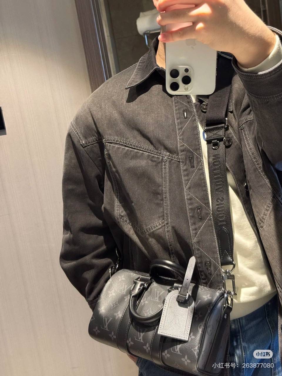 LV Keepall 黑老花系列 🖤✨ 潮男最爱款，男女都能背 😎 低调黑老花拼灰色，帅气又百搭， 小巧但很能装，随便一背就很有型，凹造型神器 💯 经典 Eclipse Reverse 帆布，老花两侧倒置设计，低调中带一点小巧思～牛皮包边＋宽肩带，背重也不累 👍配皮革手柄＋可拆可调节肩带，手提、肩背、斜挎都行 📏 尺寸 小号：25 × 15 × 11 cm 中号：35 × 17 × 21 cm