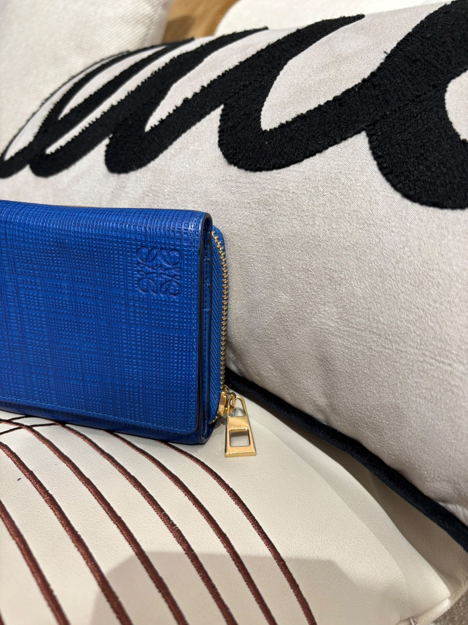 Loewe Folding Wallet 電光藍牛皮銀包100%Authentic,95%new 