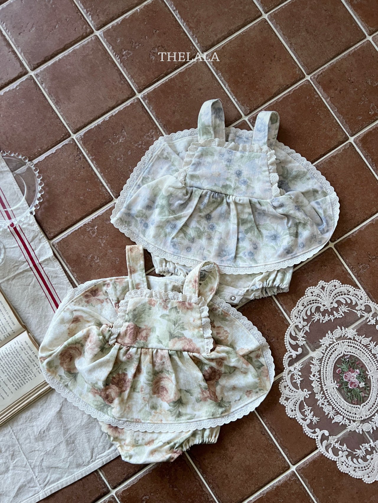 🌸預訂 韓國直送🌸🇰🇷THELALA兩色花卉滿印蕾絲花邊吊帶包屁裙