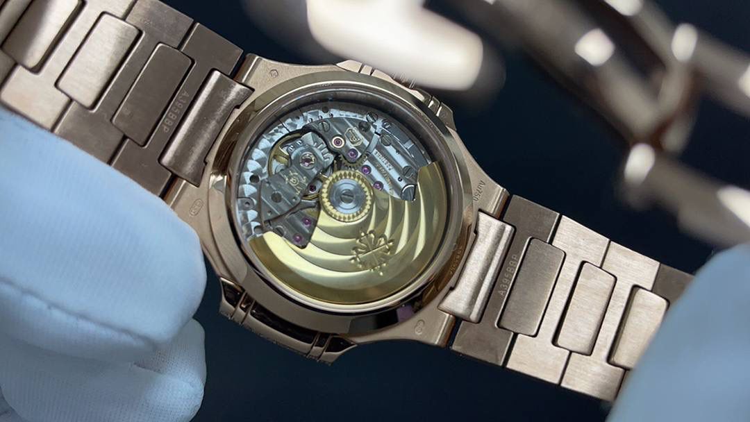 新品 重金打造经典时计——百达翡丽7118女士鹦鹉螺 满钻限量款 少量到货，限量供应（全身采用八心八箭天然奥宝水钻） 🉐️赠送价值💰288旅行便捷定制手表表盒 腕表:定制324 S自动一体上链机械机芯，中心大秒针 表盘:密镶钻，拥有286颗钻 表壳:密镶拥有518颗钻，拥有蓝宝石水晶透盖。防水系数30米。直径35.2mm 表链:采用拥有1729钻采用罕见的“不规则雪花镶钻”工艺，令腕表更添耀眼光彩，这项工艺需要将大小各异的钻镶嵌并固定到位，尽可能隐匿每颗钻之前的贵金属痕迹。 顶配鹦鹉螺7118满天星 目前算是最奢华的女款鹦鹉螺 应该没有人能拒绝了它了吧 雪花❄️镶钻全身 不仅是表盘，表带都是雪花镶钻总之一个字“闪”（白色为真空炉内白金，玫色为真空炉内纳米玫瑰金） 精品，欢迎表友品鉴！