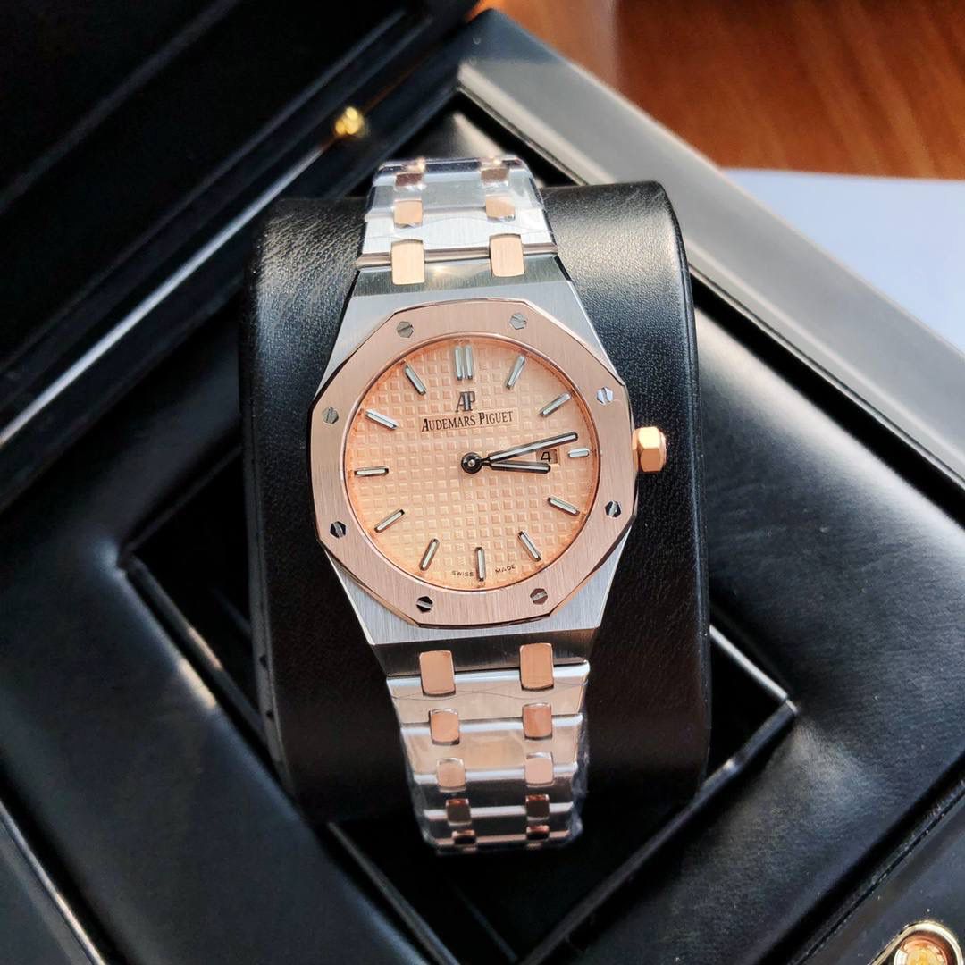 新年好礼！专柜很难买的AP女款到货啦！今天我们介绍的就是爱彼皇家橡树系列中的女士腕表。其官方型号为67650ST.OO.1261ST.01。爱彼皇家橡树系列独有的八角形外观还拥有爱彼独特的设计风格也将女士优雅风格融入其中，深受女士们的爱戴，即使只有33毫米的小尺寸，也将爱彼独有的纯净美感与刚毅线条展现的淋漓尽致。 搭载瑞士石英机芯、拥有实用的日历显示功能，女士们佩戴起来不会显得沉重 配专柜全套包装出售。这种货一般数量不是很多的。数量有限哦😎🚀🔥