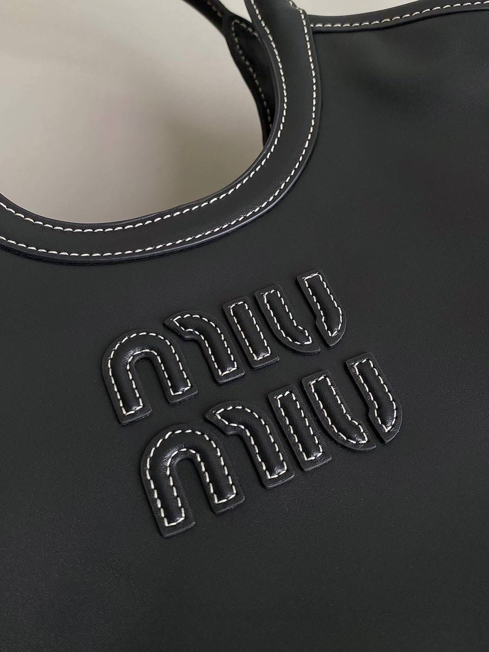 🈶黑色小号 𝗠𝗶𝘂𝗠𝗶𝘂托特！！ 近年miu家真的很会，都是心头爱 慵懒惬意的敞口托特搭配弧形包口 同色系浮雕logo低调又高级 软而不塌的全牛皮质感绝！ 中号大气的包身，男生女生都能驾驭 随时随地的凹造型 小号可以斜挎 小巧可爱，可太适合霓虹妹了 被痕痕拿捏住了🤙🏻 22×12×32cm #F0120m