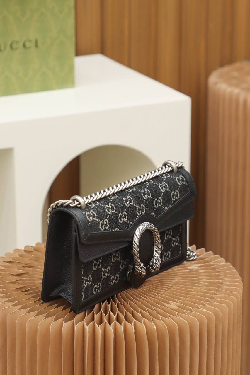 𝐃𝐢𝐨𝐧𝐲𝐬𝐮𝐬 𝐃𝐞𝐧𝐢𝐦 𝟐𝟓【全铜五金499623】原厂皮 ▪️尺寸大号：25*13.5*7cm▪️ 尺寸小号：16.5*10*4cm 质感十足的虎头设计是𝑫𝒊𝒐𝒏𝒚𝒔𝒖𝒔系列的经典特征，𝑫𝒆𝒏𝒊𝒎黑丹尼牛仔系列，搭配经典的元素，有一种复古与狂野完美融合的氛围，黑牛仔的质感，让酒神系列显得更加年轻化， 更加时髦感十足，复古百搭更加耐看，酷感十足，暗黑牛仔与老花的邂逅充满惊喜，永不过时的丹宁元素，必入款， 这次袭卷了神秘又不失格调的黑色丹尼牛仔系列！🔥🔥