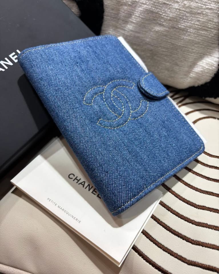 全新 CHANEL passport holder denim 26C 100%Authentic ,全新 unused✅box 