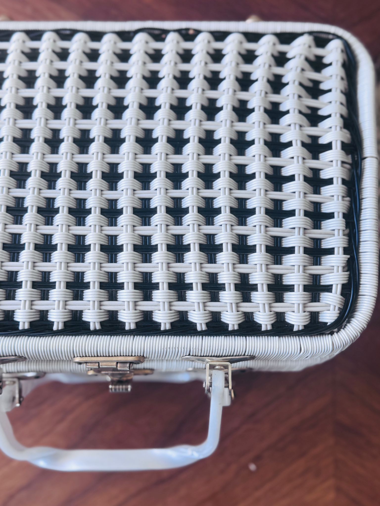Unmarked Likely Made in Hong Kong Blue and white Wicker Straw bag with Lucite Handle (MT2588)