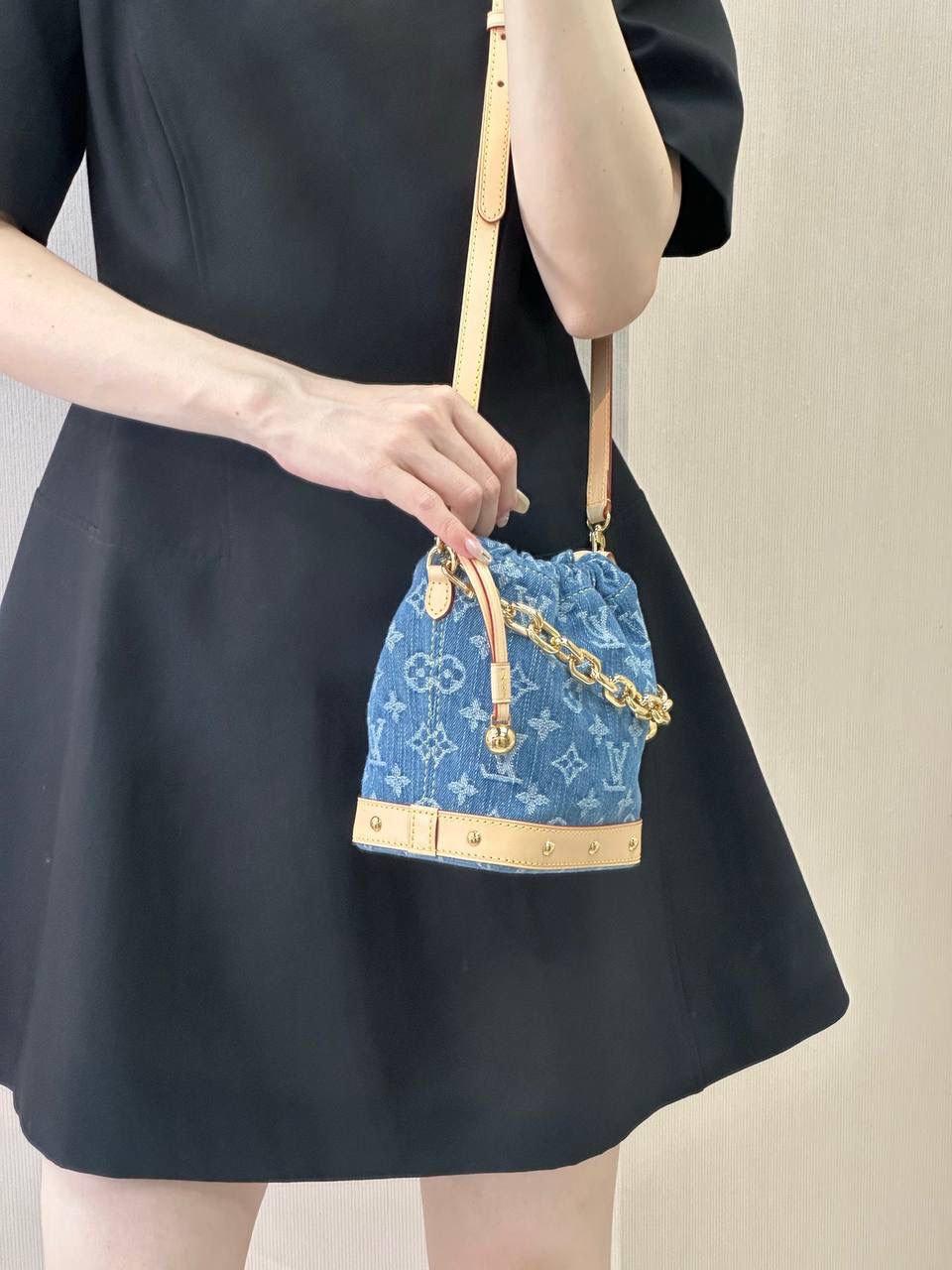 LV牛仔小包👜✨ 夏天怎么能少得了牛仔元素！ 丹宁也是各个大牌春夏季比较有看头的款式，今天继续来给你们盘个新款，来自1v 家的Nano Noé水桶 LV大名鼎鼎的牛仔系列~想必不用我多做介绍了！每次一上架就成为了一包难求的溢价款，火爆程度可想而知。 包身牛仔丹宁➕变色树膏皮，东西都是独一无二的正，包型也是堪称万年经典 经典中的经典 一直深受女孩们的追捧 小巧身材、别致外观。 尺寸：17.5 x 8 x 20.5cm