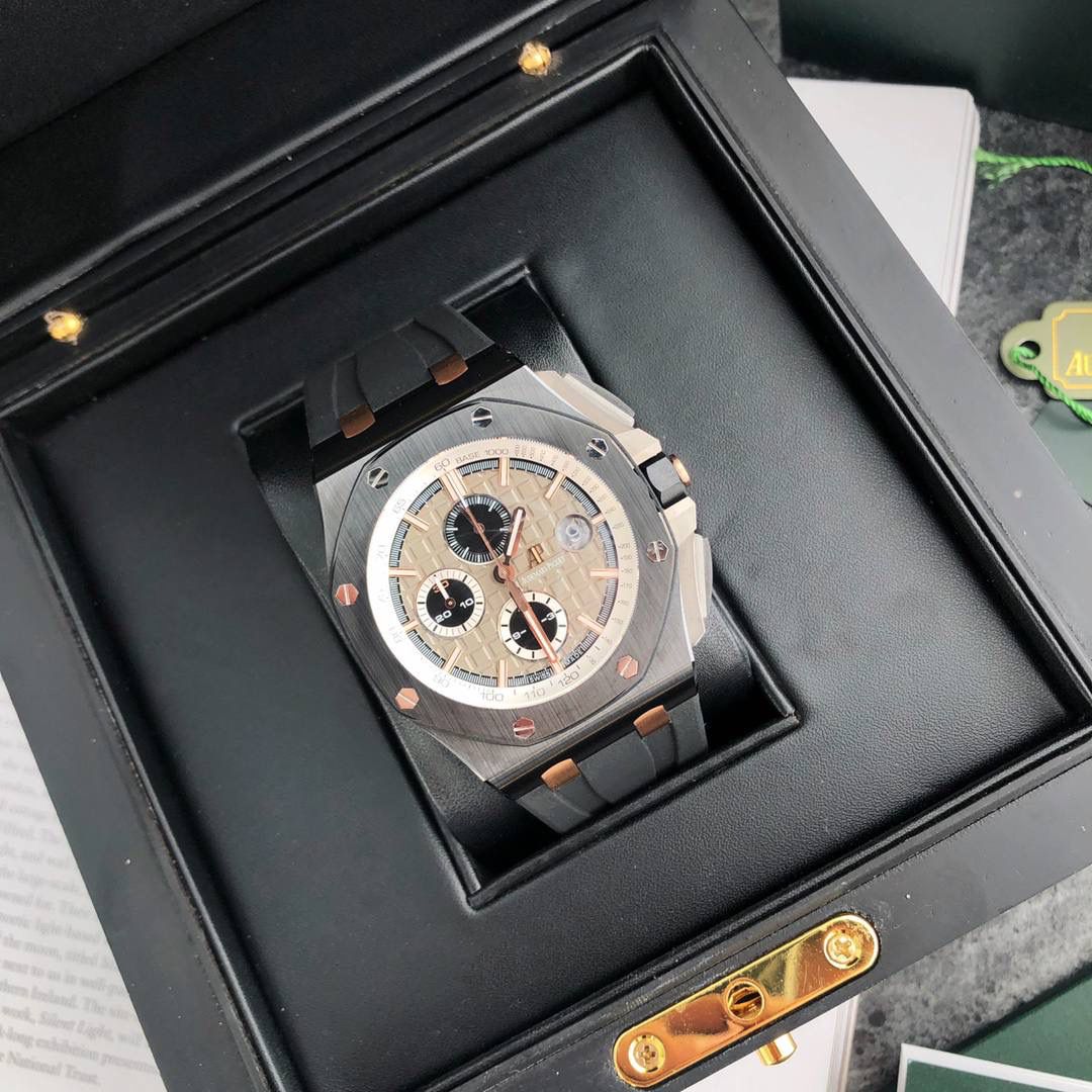 皇家橡树 - 爱彼AP 26400系列 44毫米直径 市面上最好版本的超级复刻 柔软硅胶带 皇家橡树离岸型 男士全自动机械腕表 ，316L精钢表壳 ，搭配原装复刻定制机芯Cal.3126全自动机械机芯 走时精准 稳定，透视后盖 裸露的机芯跟正品一模一样，反炫光蓝宝石玻璃 ，超级耐划痕，搭配原厂模具橡胶表带，原装针扣 ，300米防水，整壳套超高品质，超A做工，非市场普通货，货有所值 ，硬汉必备神器，爱彼入门级腕表 强烈推荐，制作耗时又耗精力，尽可能把最精至的腕表呈现给各位腕表爱好者。