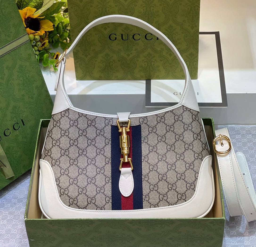 。✈️✈️✈️ 𝗝𝗮𝗰𝗸𝗶𝗲 1961原厂皮🔥# ▫️型号：636706 ▫️尺寸：28*19*4.5𝗰𝗺 Jackie本季新款具有极高辨识度的手袋重回时尚前沿，采用经典GG Supreme原版材料制作，配有一根额外的可拆卸肩带。第二根肩带可通过搭扣固定在手袋上，为典藏设计注入现代时尚格调，打造手提、肩背或斜挎等多样化的携带选择。 拥有多种穿搭方式和风格的单品是所有成为品牌个性精神一部分的顾客的欣然之选。