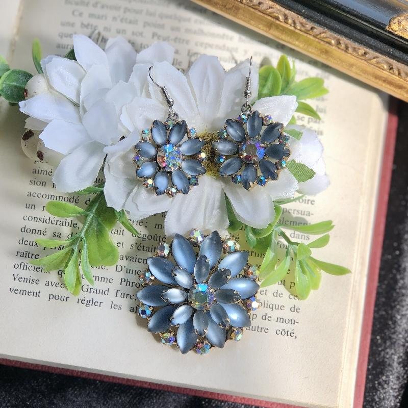 C.a. 1950s-60s Dreamy Cat-Eye Frosted Glass Flowerhead Brooch and Hook Earrings Set（MT1714）