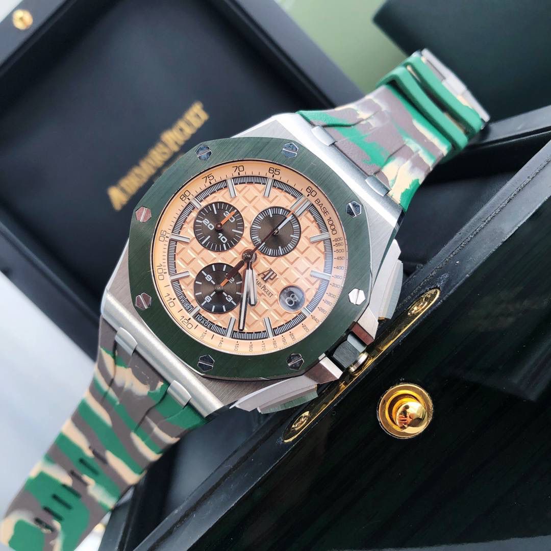 皇家橡树 - 爱彼AP 26400系列 44毫米直径 市面上最好版本的超级复刻 柔软硅胶带 皇家橡树离岸型 男士全自动机械腕表 ，316L精钢表壳 ，搭配原装复刻定制机芯Cal.3126全自动机械机芯 走时精准 稳定，透视后盖 裸露的机芯跟正品一模一样，反炫光蓝宝石玻璃 ，超级耐划痕，搭配原厂模具橡胶表带，原装针扣 ，300米防水，整壳套超高品质，超A做工，非市场普通货，货有所值 ，硬汉必备神器，爱彼入门级腕表 强烈推荐，制作耗时又耗精力，尽可能把最精至的腕表呈现给各位腕表爱好者。