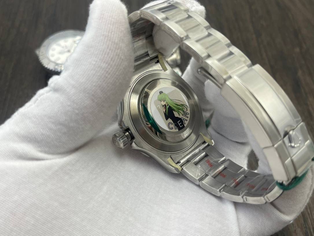 CLEAN Factory 2024 强烈推荐｜ROLEX 游艇名仕 40mm 🎮 型号：MK1 126622 / 126655（玫瑰金版｜钢带不露白） 搭载 Cal.3235 一体机芯，支持逆调时针，三码合一＋NFC 感应卡，最新编码 686R6677，表扣编码 E4F，独立软膜包装，对标原版规格。 40mm 正确尺寸，整体比例精准，佩戴舒适。 🔥 核心技术亮点： 1. 放射纹表盘 采用与原装一致的 PVD 电镀工艺，色值稳定，批次无色差，镀层薄，太阳纹清晰可见 2. 圈口升级：PVD 白金电镀＋防指纹镀膜，材质由黄铜升级为 精钢，耐磕耐磨，即使露底仍保持白金色质感 3. 钢带版本不露白，细节与完成度大幅提升 CLEAN Factory 匠心力作，配置到位、工艺稳定， 游艇 40mm 玩家级优选款，欢迎表友品鉴。 ⌚️✨