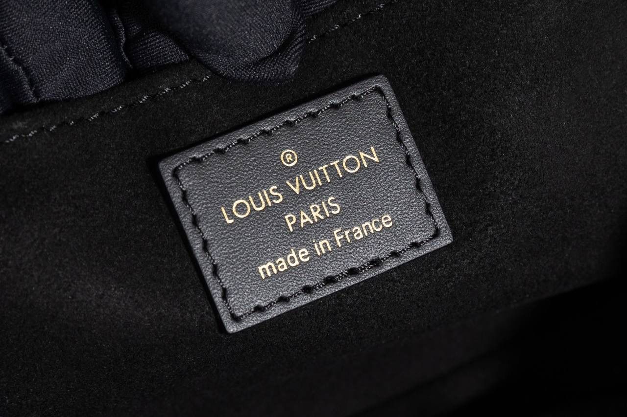 LV小邮差🎀 用的是 A+ 级全钢五金，亮亮的很有质感；再加上进口高弹面料，摸起来舒服，有弹性又有光泽，真的很加分咯 ✨ 渠道货包装，简单大方不浮夸。尺寸 21.5 × 13.5 × 6cm，小小一只但很实用，出门背刚刚好 👜