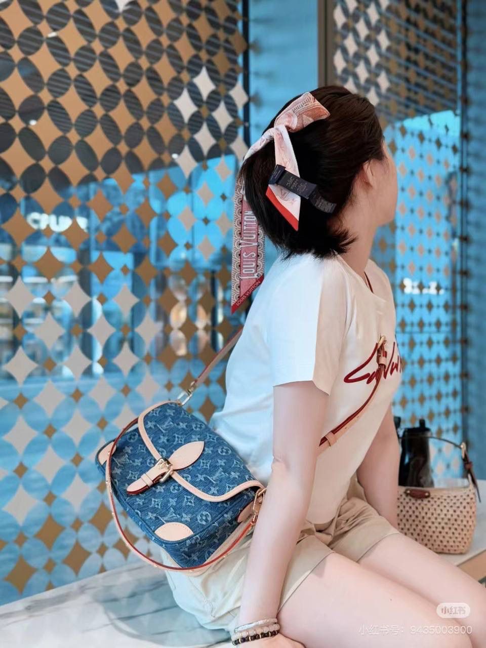 路易威登家超火的Diane法棍包👜✨ 最近换新皮肤了，牛仔丹宁的配色，太美太喜欢了～ 丹宁牛仔的材质超级轻便超级好凹造型，浅色牛仔搭配进口变色皮看起来特别舒服 上身高级感拉满！太好看了～果然能打败1V的，只有1V自己 Diane有多火就不用多说了，没想到今年居然乘胜追击，这款在还在预售的时候，已经被很多女生盯上了！丹宁帆布提花材质还是很绝的😍💕 尺寸：24 x 15 x 9cm