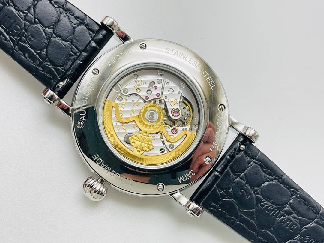 经典再续 百达翡丽古典表系列——5296-001．铂金V4升级版🤩😍细节方面： 1⃣️全新904L打造整体壳套，完善表壳细节，提升打磨质量，独家还原出正品的完美比例和特有质感。日历窗口改大小与正品一致，而非普通正常窗口！ 2⃣️刻度，指针采用最新的贵金属电镀技术加持，效果更佳出彩！ 3⃣️“锅盖型”微凸蓝宝表镜，版型与正品一致，效果通透，辨时清晰。 4⃣️【引领一体机时代】采用定制版Cal.9015改324机芯，超薄稳定性强！ 5⃣️【表带】经典意大利小牛皮表带，纹路清晰，质感上乘。针式表扣打磨齐整光亮，通用原装无压力。