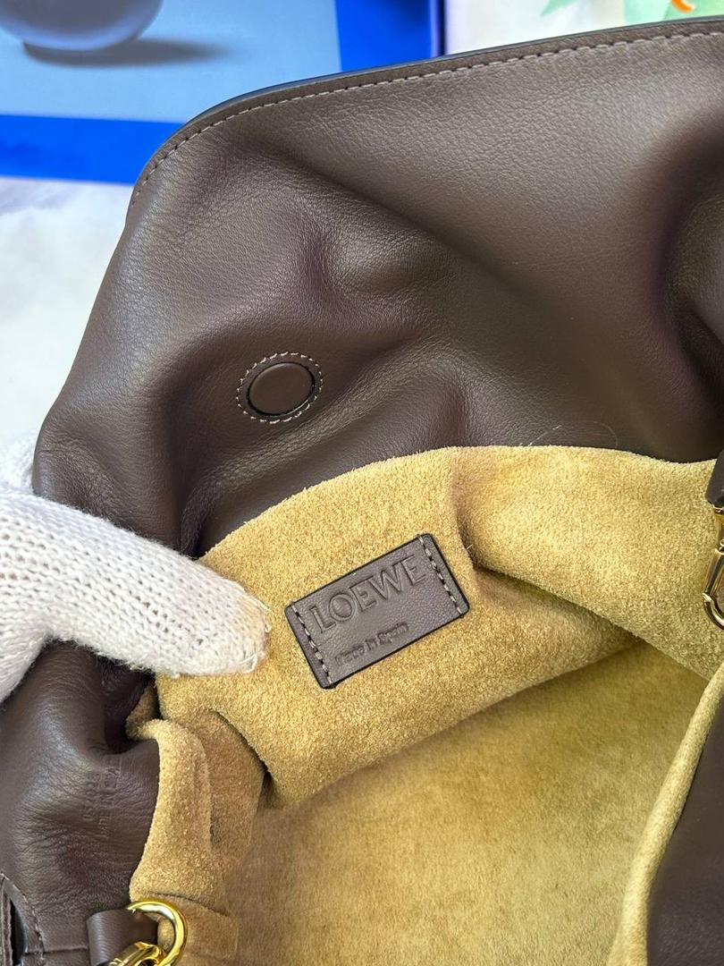 全新升级—中号𝙁𝙡𝙖𝙢𝙚𝙣𝙘𝙤出货啦✅ ❤️升级版福袋正面新增品牌烫金𝙇𝙤𝙜𝙤代替压印𝙇𝙤𝙜𝙤，肩带加宽同时增加两侧狗扣五金代替原本皮穿扣肩带，精致又便捷🥰 ❤️独家定制皮料五金，小牛皮皮质手感十分柔软且耐用，肩带🉑拆卸🉑调节，多种背法任你选择，容量超大，日常出行必备😍 ❤️独家品控，完全对版细节，全套礼盒🎁包装给你满满的仪式感🥰 中号尺寸：𝟑𝟎-𝟏𝟎.𝟓-𝟐𝟒.𝟓𝐜𝐦 款号：052028咖啡色