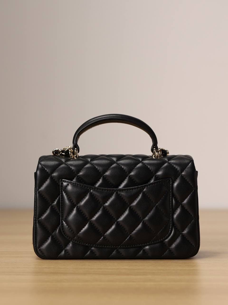 CHANEL 香奈儿小狮子挂件CF handle 手柄手提斜挎包💞👜 这款是黑色羊皮和浅金五金搭配，前面有小狮子挂件绝 handle cf 小羊皮真的很舒服 搭配浅金双C扣 太好看啦🤩五金材质还是一样的渠道来的 五金是市场唯一对版的金扣纯钢原厂材质 五金的贴膜也都是原厂的～ 尺寸:13 x 20 x 7cm.