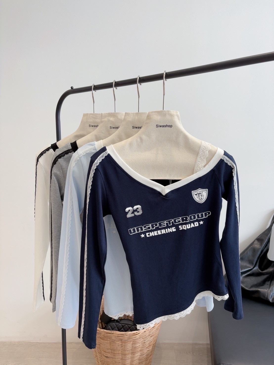 Bkk薄款V領lacy露膊長袖Top