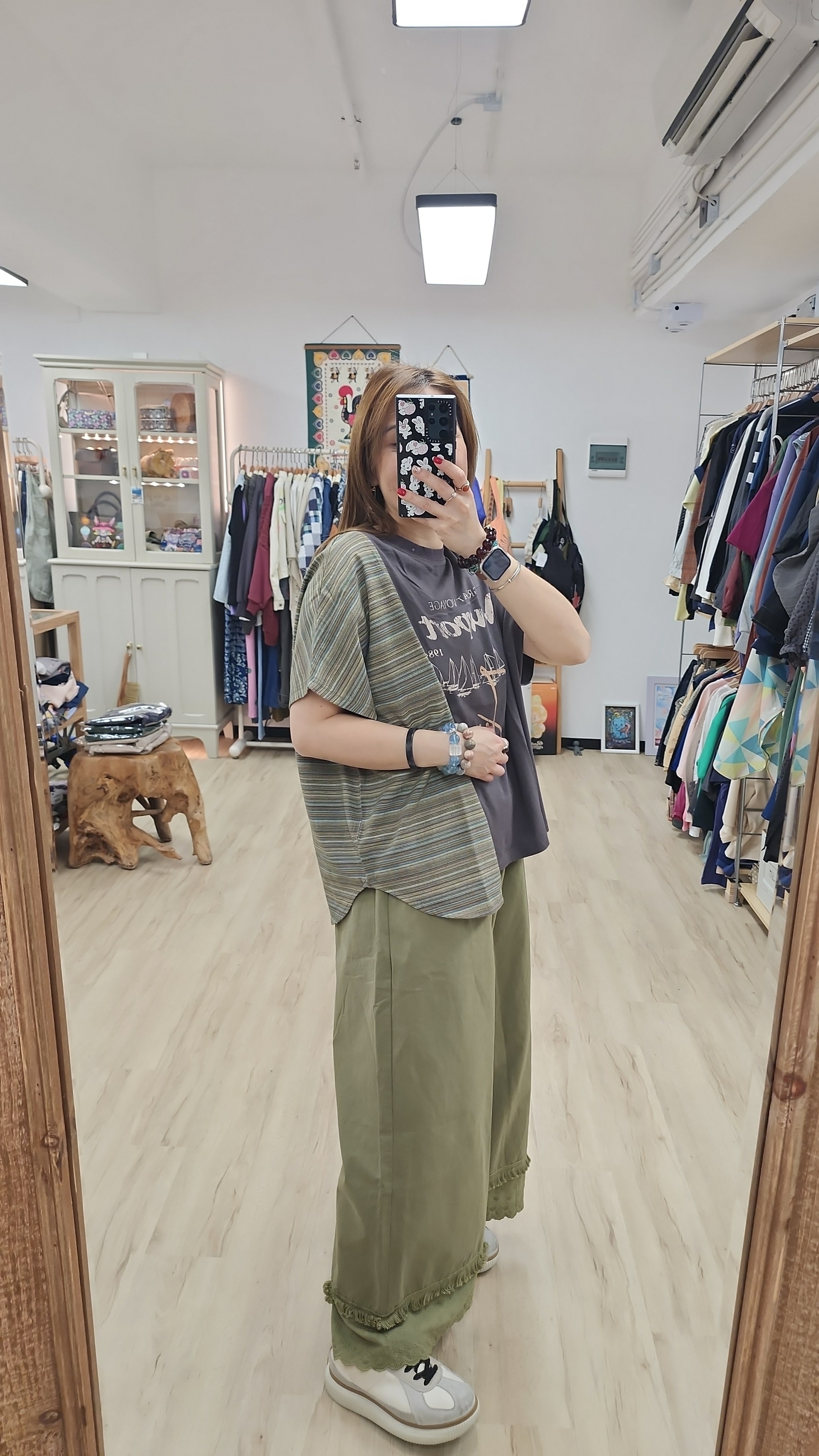 日牌炭灰拼布綠橫間印圖Tee