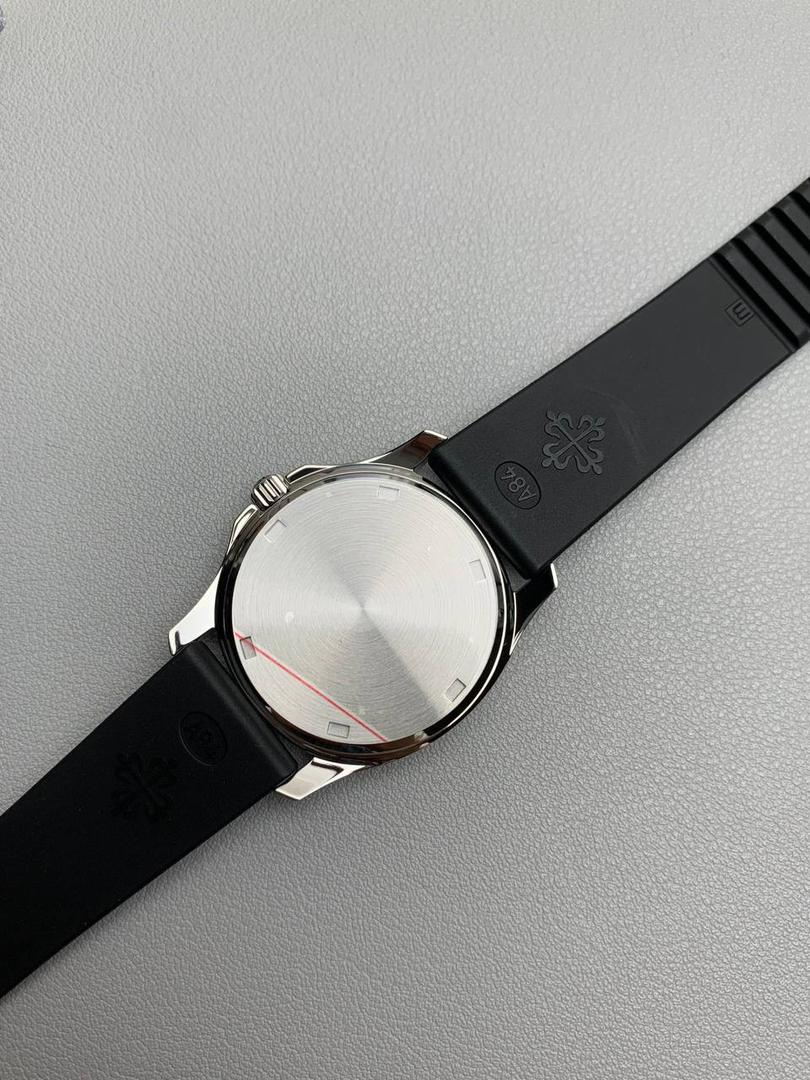 百达翡丽 5067A 手雷 石英女表 ——PPF继续购入原装PP--5067A腕表，独立拆解开模。完美还原PATEK PHILIPPE--5067A全系列石英腕表，带来全网最佳的复刻产品和极致体验。 【表带 扣】 1.采用与原装一致的天然复合橡胶（Tropical）材质，经久耐磨，可抵抗海水侵蚀和紫外线辐射。 2.完美克隆Aquanaut最新表扣，即使在非常细小的拐角处上也做有倒角润饰，确保还原正品般的舒适感。 【表壳】 1.腕表尺寸35.6X7.7mm 圆润的八角形表壳与原装一致，保持着复古的造型和精湛的打磨。 2.旋入式把头设计和实心底盖吻合与原版 3.表圈镶嵌46颗顶级施华洛世奇水晶（共计1克拉） 【机芯】 瑞士石英机芯改PPCal.E23-250芯。走时稳定，续航持久，性价比超高。