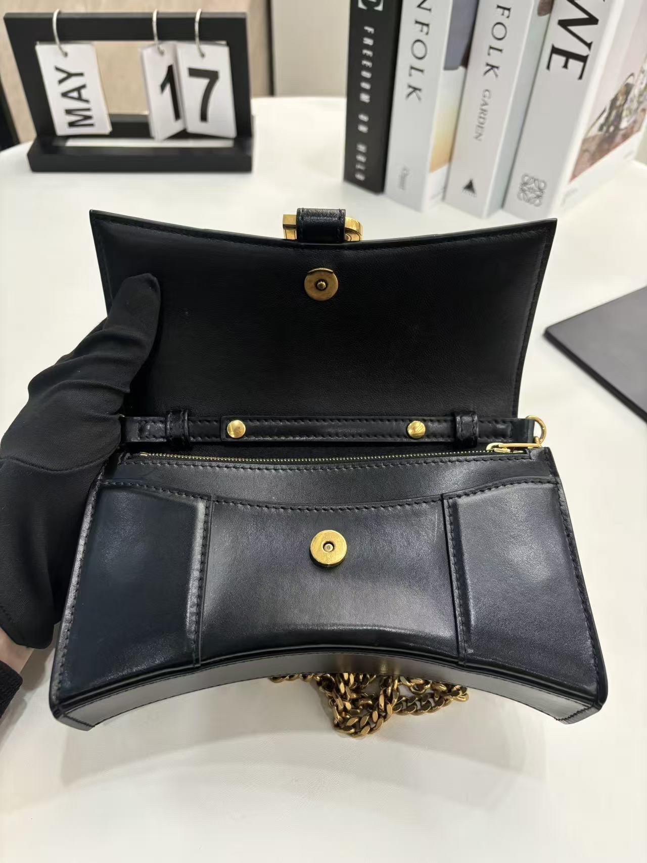 【預訂貨品】巴黎世家黑金沙漏包