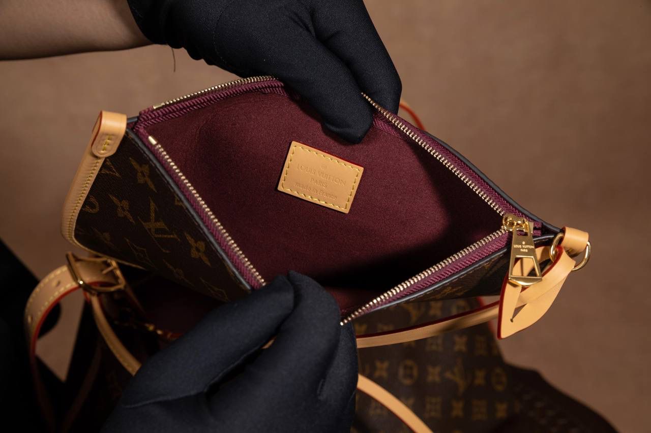 LV CARRYALL🎀 整体风格偏 休闲、随性、有点慵懒感，背上身直接爱上❤️ 字母包设计很贴心，不管是拿来当通勤包，还是妈咪包，都超级适合。容量大、很好装东西，而且又耐看又百搭，天天背都不会腻。 可以说是 又实用又好看的王者包款 了✨ 中号：尺寸 39×30×15cm 小号：尺寸 29x24x12cm 大小刚刚好，看起来大气又很实用。这款 Carryall 系列真的是爆款中的爆款，颜值超高，真的会让人一看就想要！从上市第一天开始就一直缺货，真的不是开玩笑的！！😍✨