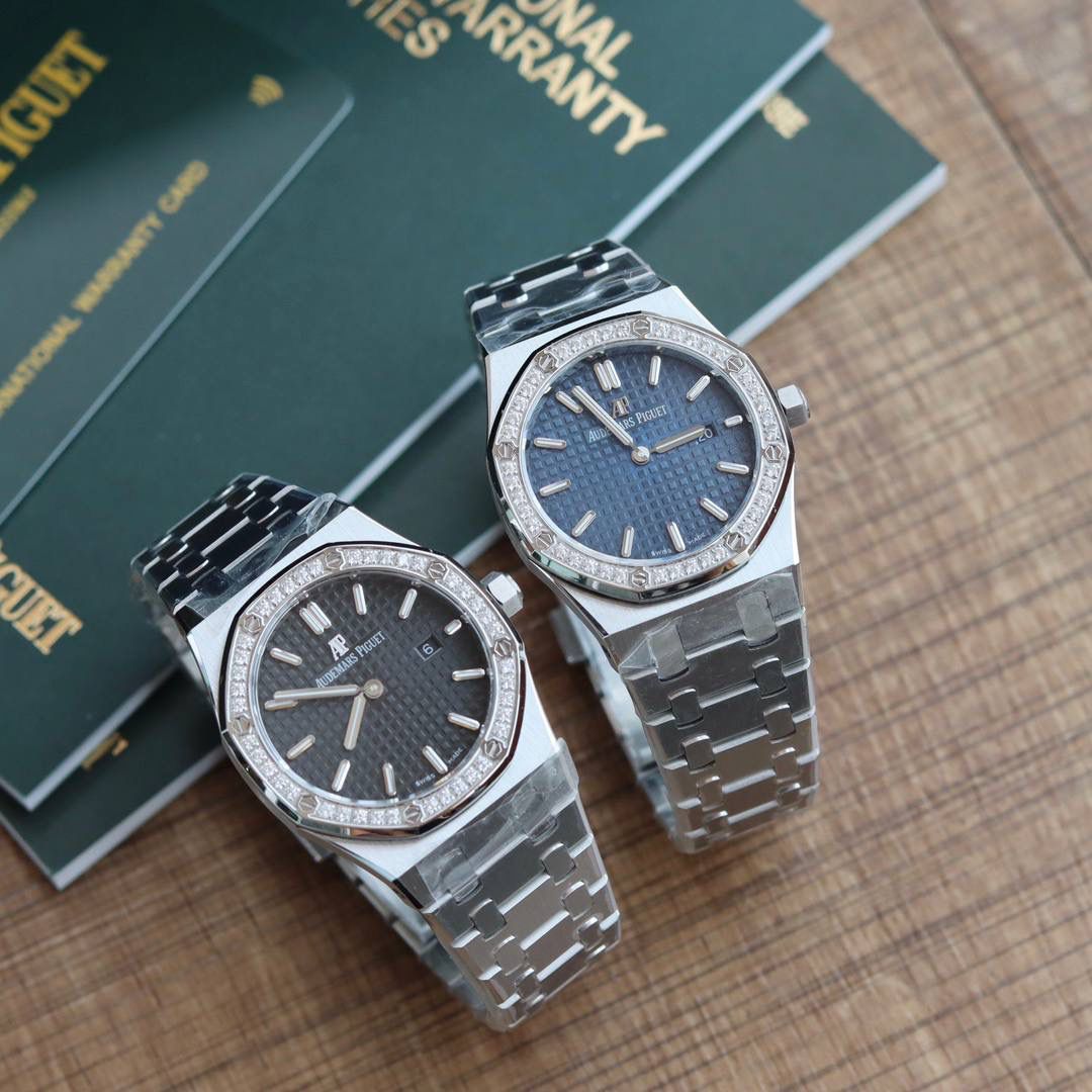 🚀原单AUDEMARS PIGUET爱彼 皇家橡树系列67女士石英腕表 独家原版拆解开模 所有配件均可原版互换使用，搭载原装瑞士F04111石英机芯。走时精准！全程CNC打磨，多次校对调整版型，棱角分明。表壳直径33MM,多边形状表圈与表壳精密相合，表圈以六边形螺丝栓固定在表壳上（圈口镶嵌精美施华洛世奇钻，璀璨夺目）表带链节精致规整，链节经过上百次细致的打磨处理，呈现出完美的纹理。折叠式表扣开合简单，佩戴方便。腕表表耳处呈弯折状，可以保证腕表与腕部更加贴合。表盘镌刻“Grande Tapisserie”大方格纹装饰，搭配荧光立体时标和皇家橡树指针，宽大的指针和时标让读时简单清晰。三点位置日期显示窗口，以阿拉伯数字显示。腕表为密闭表底，表底上镌刻皇家橡树系列的英文名称“Royal Oak”字样✨🔥
