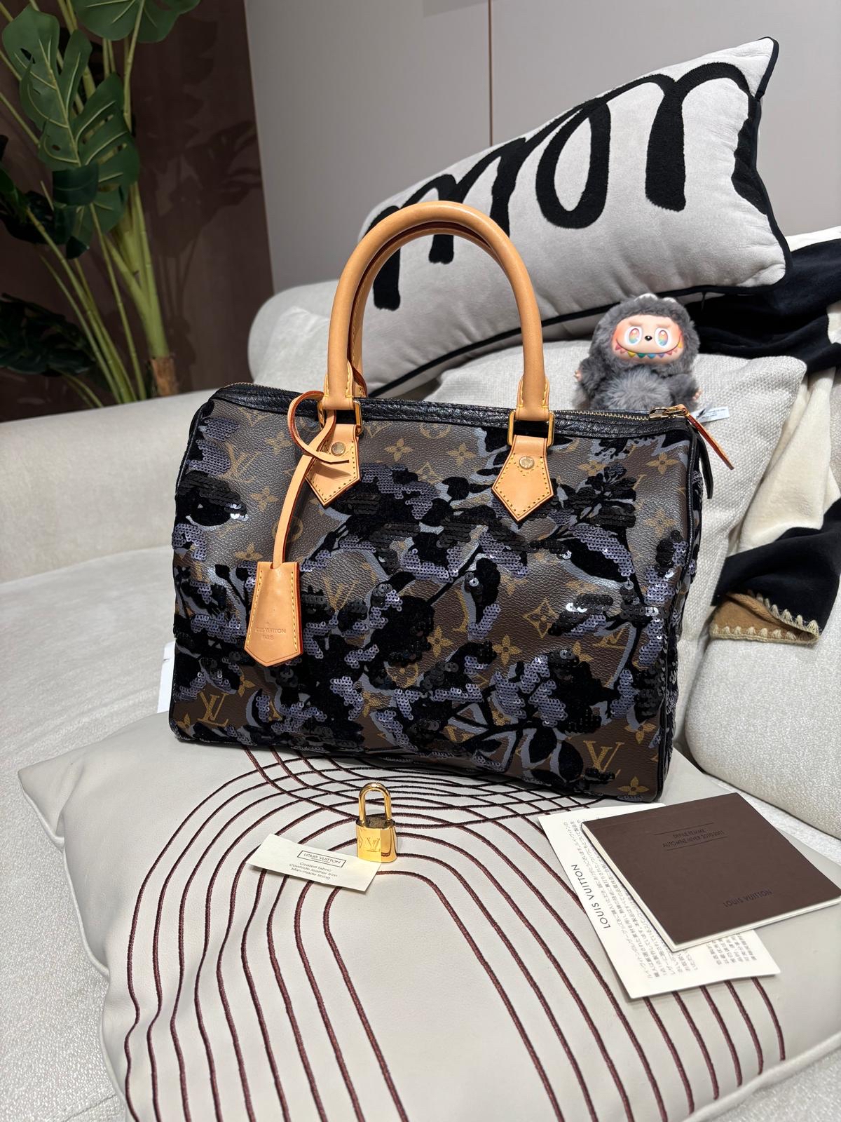 Lv speedy 30 Fleur De Jais Sequin 限量款 100%Authentic,98%new  ✅鎖，鎖匙✅塵袋