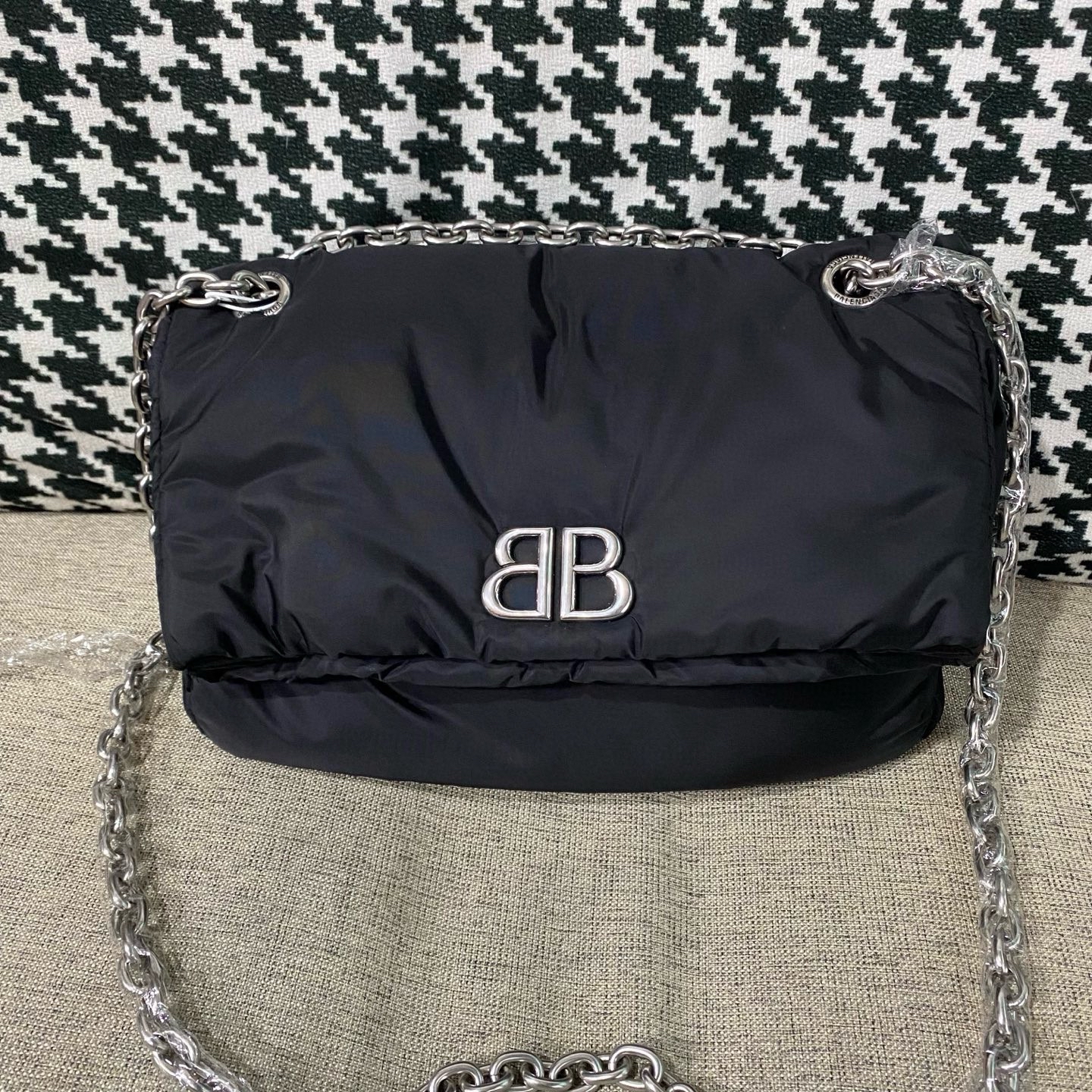 【預訂貨品】巴黎世家黑銀BB扣帆布斜孭包 