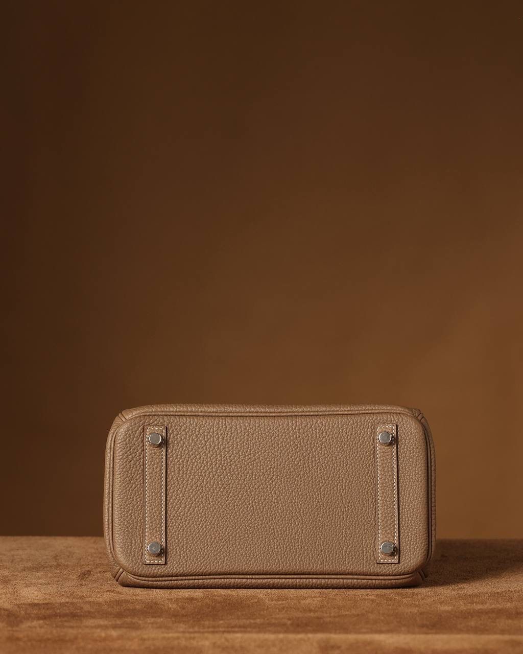 Hermes 爱马仕 Birkin25cm 大象灰银扣👜✨ Birkin 独家渠道货 独家欧洲原厂皮原厂五金组装的ZP尾单货 尺寸：20 X 25 X 13CM 尺寸：22 X 30 X 16CM Birkin我们采用的是进口原厂Togo真皮，什么是Togo皮呢？ Togo皮：最经典的Birkin用皮。表面是均匀的颗粒状，类似荔枝纹，有光泽。皮质较硬，容易保持包包的形状，相对较轻，触感比较柔软，耐磨耐用； 我们用的是纯原、原厂皮就是和原版专柜一样的皮！