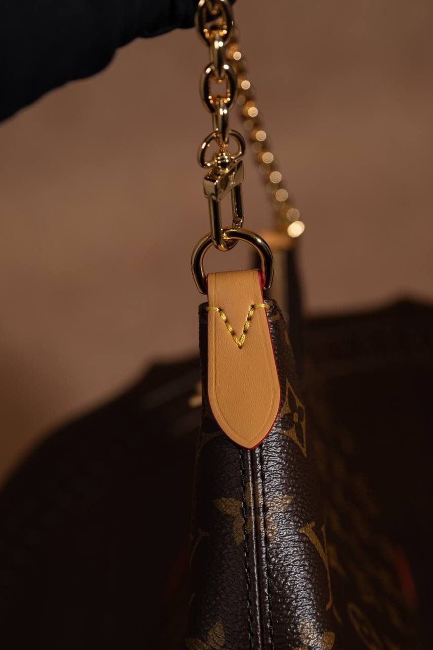 LV黄牛角😍 这款真的很火，一出就知道是爆款🔥 牛角包造型，小巧又可爱，但真的很能装，日常出门完全够用。 复古老花＋时髦设计，颜值超高，随便背都好看‼️ Size：29 × 16 × 9.5 cm 好看＋实用兼顾，真的属于那种买了不后悔的款💖