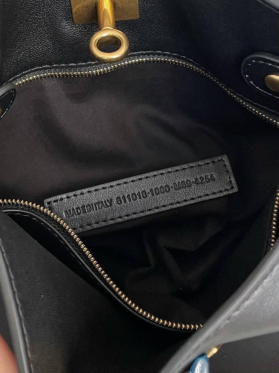 爆款🔥小号🖤 ba1enciaga bel air hobo桶包 beiair➕rodeo，大热当道 一整个系列都火爆了，一只比一只热门 半定型的水桶包超有态度 它的皮是有点厚度又软乎的 所以整个包都散发着慵懒和不羁的感觉 而且设计元素不拖沓繁琐 完全可以无脑搭配 现在的通勤人员也是吃得太好了吧 能有这么时髦的托特包来背！ 什么电脑水杯统统往里扔就对了 肩带可长可短，腋下背斜挎背都ok 两个尺寸任君选择，果断冲！！ 小号：26.9×25.9×9.9cm811018m 大号：43.9x39.8x14.9cm