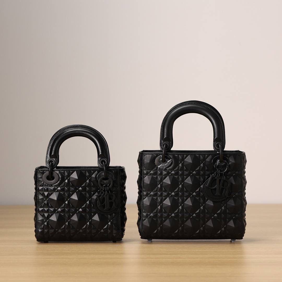 三格、四格独家渠道 钻石纹切割面戴妃包👜✨ 三格尺寸：17 x 15 x 7 厘米 四格尺寸：尺寸：20 x 17 x 8 厘米