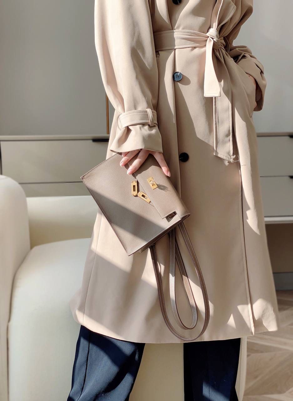 『深灰·银』 ‘’Kᴇʟʟʏ ᴅᴀɴsᴇ • Evercolor 🎀 时尚圈就是一个圆！ 最厉害的就是六种背法： 斜背、侧背、肩背、腰包、背包、手包 集美们一定要安排起来‼️ 22Cm