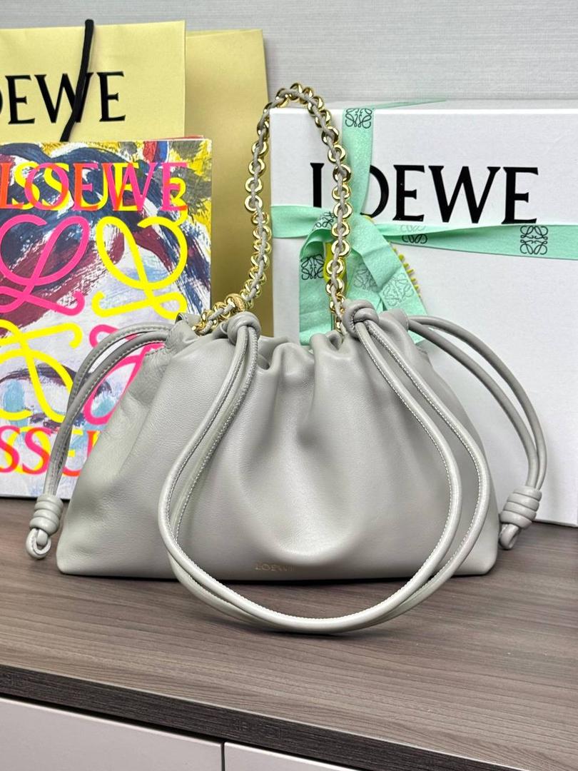 🎈中号链条款𝙁𝙡𝙖𝙢𝙚𝙣𝙘𝙤 𝙋𝙪𝙧𝙨𝙚羊皮 ——【银灰色】 尺寸：𝟯𝟬-𝟭𝟬.𝟓-𝟮𝟬𝐜𝐦 编码：012403 【配全套礼盒】 👉🏻延续福袋收缩绳褶皱设计•羊皮包身手感细腻柔软❤️ 👉🏻链条肩带➕皮肩带的双肩带设计•时尚百搭•给足了集美们多样化的选择。肩带可拆卸可调节•磁扣开合•正面烫金𝙇𝙤𝙜𝙤•呈现出高贵典雅的视觉感😍 👉🏻独家背景➕独家品质➕独家全套砖柜礼盒套装•市场高端品质皆在我手✌🏻