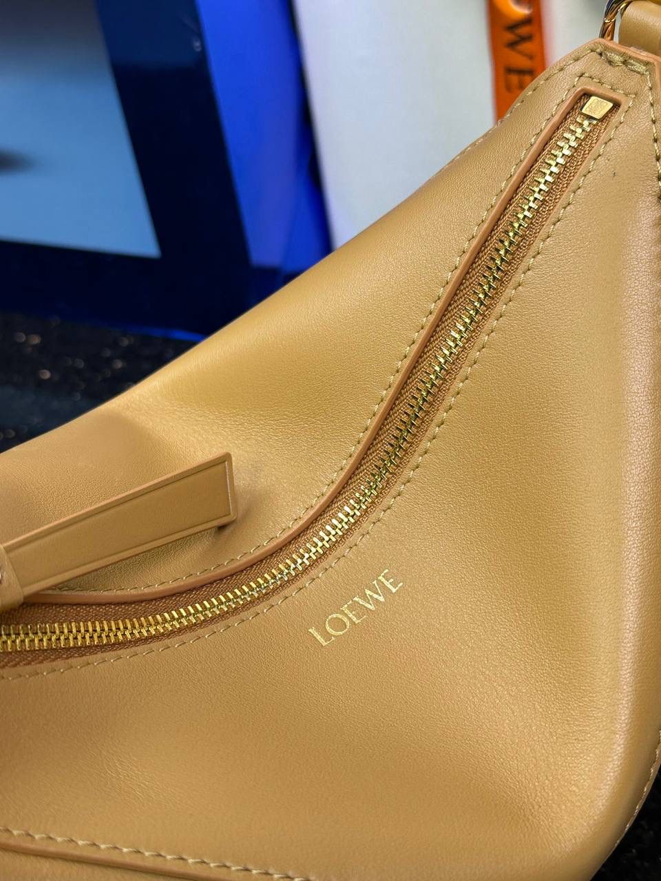 ♥️𝙋𝙪𝙯𝙯𝙡𝙚 𝙁𝙤𝙡𝙙 ——【暖沙黄】 尺寸：𝟐𝟑-𝟔.𝟓-𝟏𝟓.𝟓𝐜𝐦 编码：522404 🎈经典几何为造型，以及柔软细腻的Napa牛皮，升级为可完全折叠的手拿包。 🎈自带一根🉑拆卸🉑调节的肩带，一包多背，多样化风格，秀场大放异彩😃日常实用性强👌 🎈配全套专柜礼盒🎁，给你满满的仪式感👀