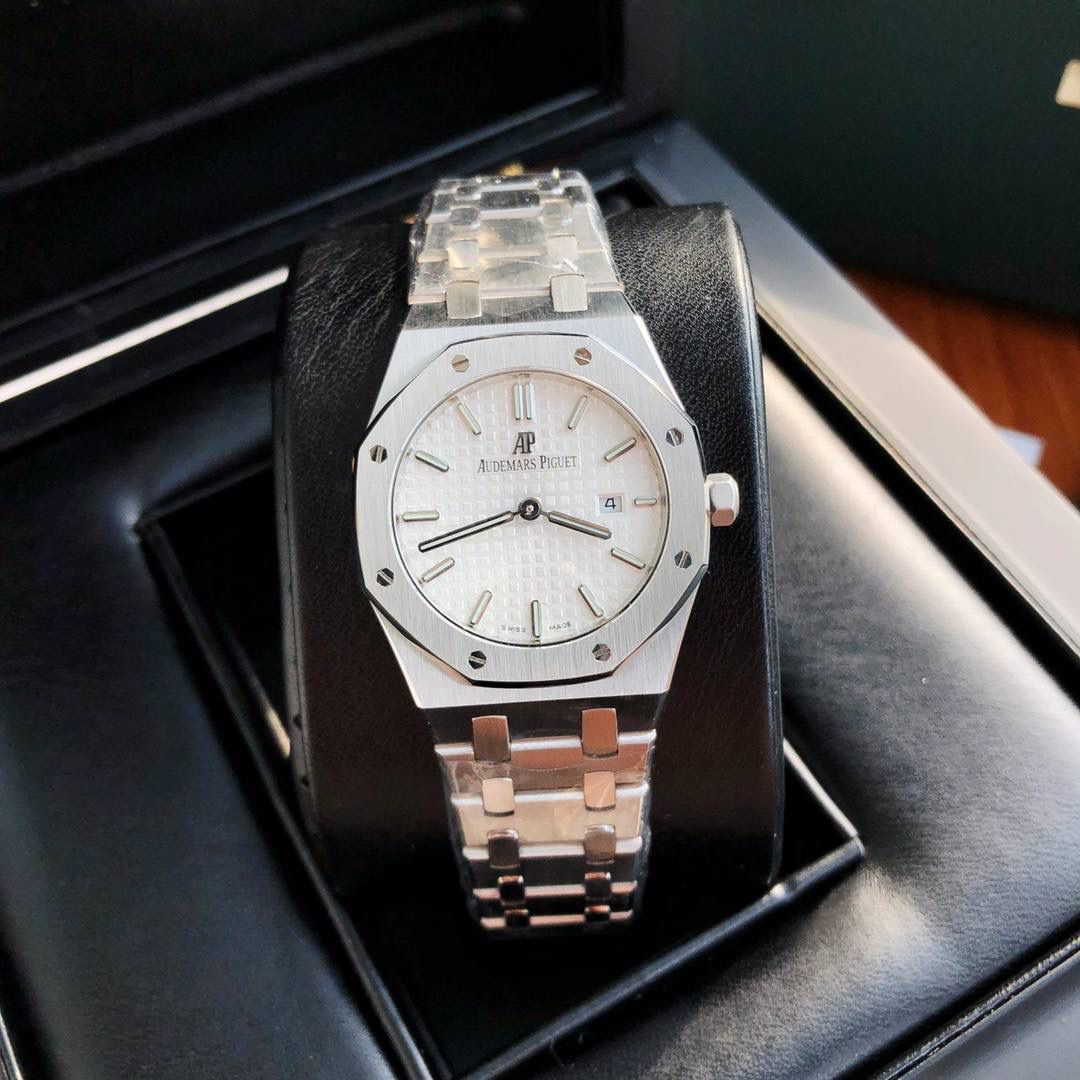新年好礼！专柜很难买的AP女款到货啦！今天我们介绍的就是爱彼皇家橡树系列中的女士腕表。其官方型号为67650ST.OO.1261ST.01。爱彼皇家橡树系列独有的八角形外观还拥有爱彼独特的设计风格也将女士优雅风格融入其中，深受女士们的爱戴，即使只有33毫米的小尺寸，也将爱彼独有的纯净美感与刚毅线条展现的淋漓尽致。 搭载瑞士石英机芯、拥有实用的日历显示功能，女士们佩戴起来不会显得沉重 配专柜全套包装出售。这种货一般数量不是很多的。数量有限哦😎🚀🔥