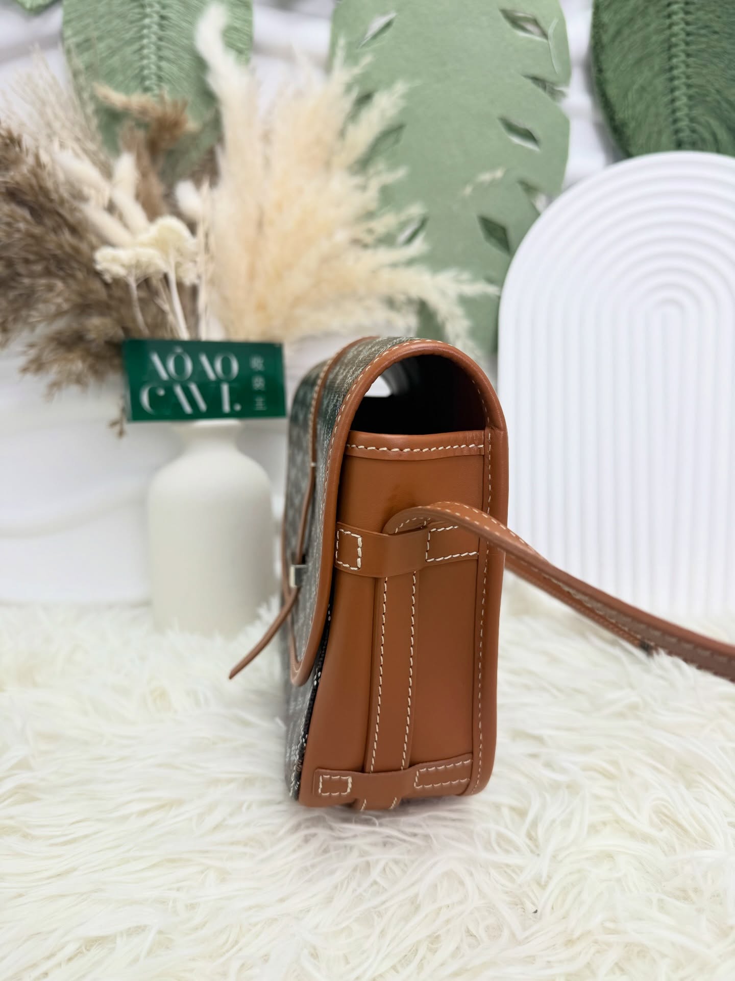 Goyard 👜 PRE OWNED 🛍️棕色 pm size 郵差包🤎  Size : 21*7*17cm  配件 -塵袋🫶🏻  優惠價 $ 14980  #收袋王  喜歡的話快點pm/whatsapp 我們💓 銷售熱線51111 321（whatsapp)  我們服務包括有：手袋飾物回收、手袋置換(一換一、一換多也可以） 、專業手袋鑑證、專業手袋護理 Is 購買方法 🏢親臨門市 荃灣南豐中心15樓1521室（荃灣地鐵站a出口1分鐘到）敬請預約 ❤️只賣正品正貨，任驗💓🫰🏻 ❤️‍🔥本店為香港註冊公司絕對真貨，信心保證👍🏻 🫰🏻本店設有鑑證服務，有駐場鑑證師  ✨歡迎追蹤我哋各個平台緊貼最新優惠x貨品🔥😍 👇🏻👇🏻👇🏻👇🏻👇🏻👇🏻👇🏻👇🏻  ⭐️Instagram: aoaocave  🌈Facebook: aoaocave收袋王  🔥Carousell: acluxuryhk  👆🏻👆🏻👆🏻👆🏻👆🏻👆🏻👆🏻👆🏻  ___________________________  Disclaimer🫰🏻All trademarks and copyrights are reserved to the original brand holders. @AOAOCAVE sells only authentic goods and is not affiliated with any of the brands mentioned.  @AOAOCAVE 跟任何品牌無關，而且沒有持有任何品牌資版權，亦沒有與任何品牌合作。所有商標及版權歸屬於品牌坊所有，帖子只作分享用途。  #aoaocave #手袋回收 #名牌買賣