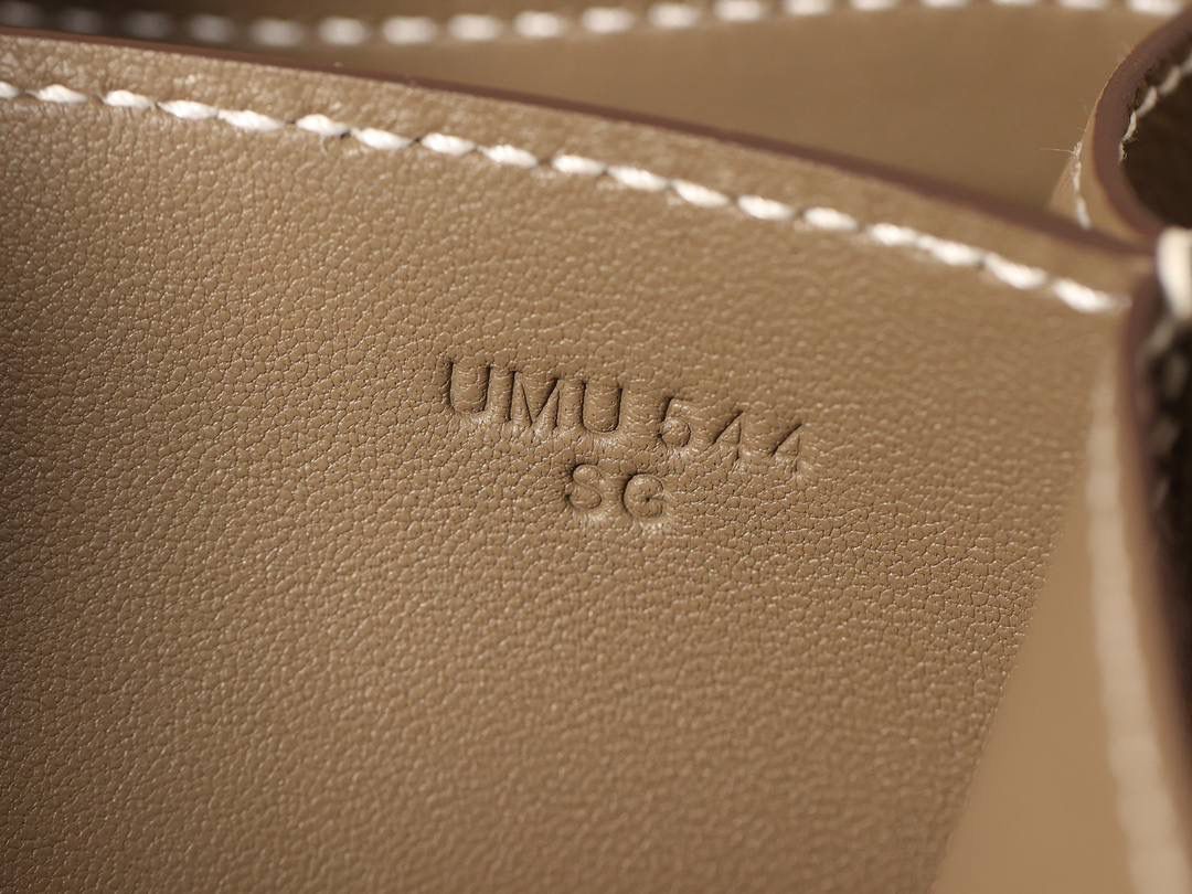 Hermes 爱马仕 #Constance 19大象灰 银扣👜✨ Epsom牛皮 单肩斜挎包 尺寸：19*15*4 cm 这款采用的是Epsom牛皮,纯原皮，和专柜用的是一个渠道的真皮 什么是Epsom牛皮？ 皮质：ep皮/手掌纹、一岁以上的公牛皮 软硬度：偏硬 纹理：皮面颗粒小的细腻皮纹，有点光泽感 特点：硬朗有细纹的牛皮皮质。细纹是进过后期处理的，比较硬质立体，长期贮存也不容易变形。自重轻，不易刮伤，非常耐磨实用。 所以每个H的款式用的皮都不一样，都是非常有讲究的✅